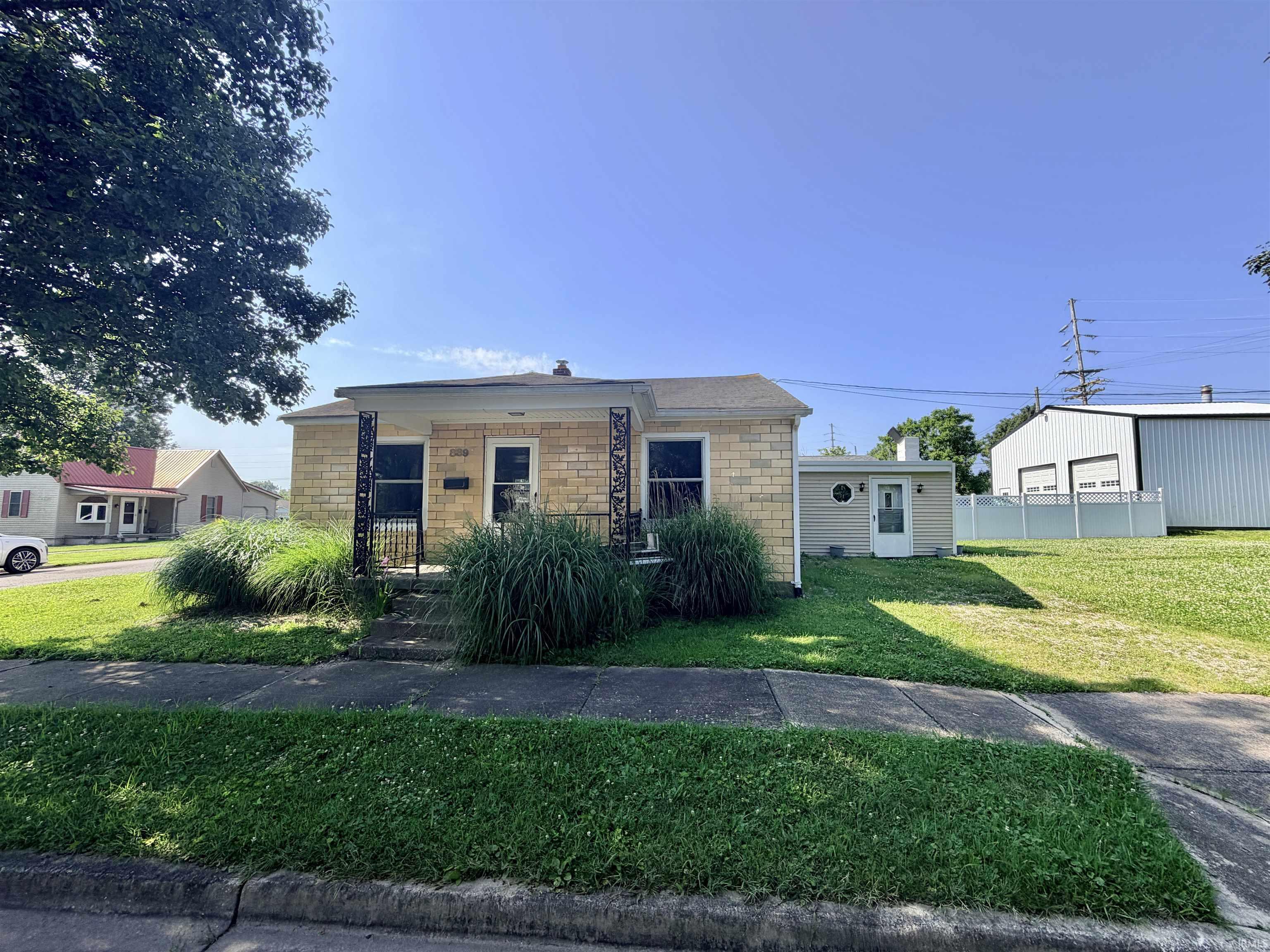 889 Ne H Street Property Photo 1