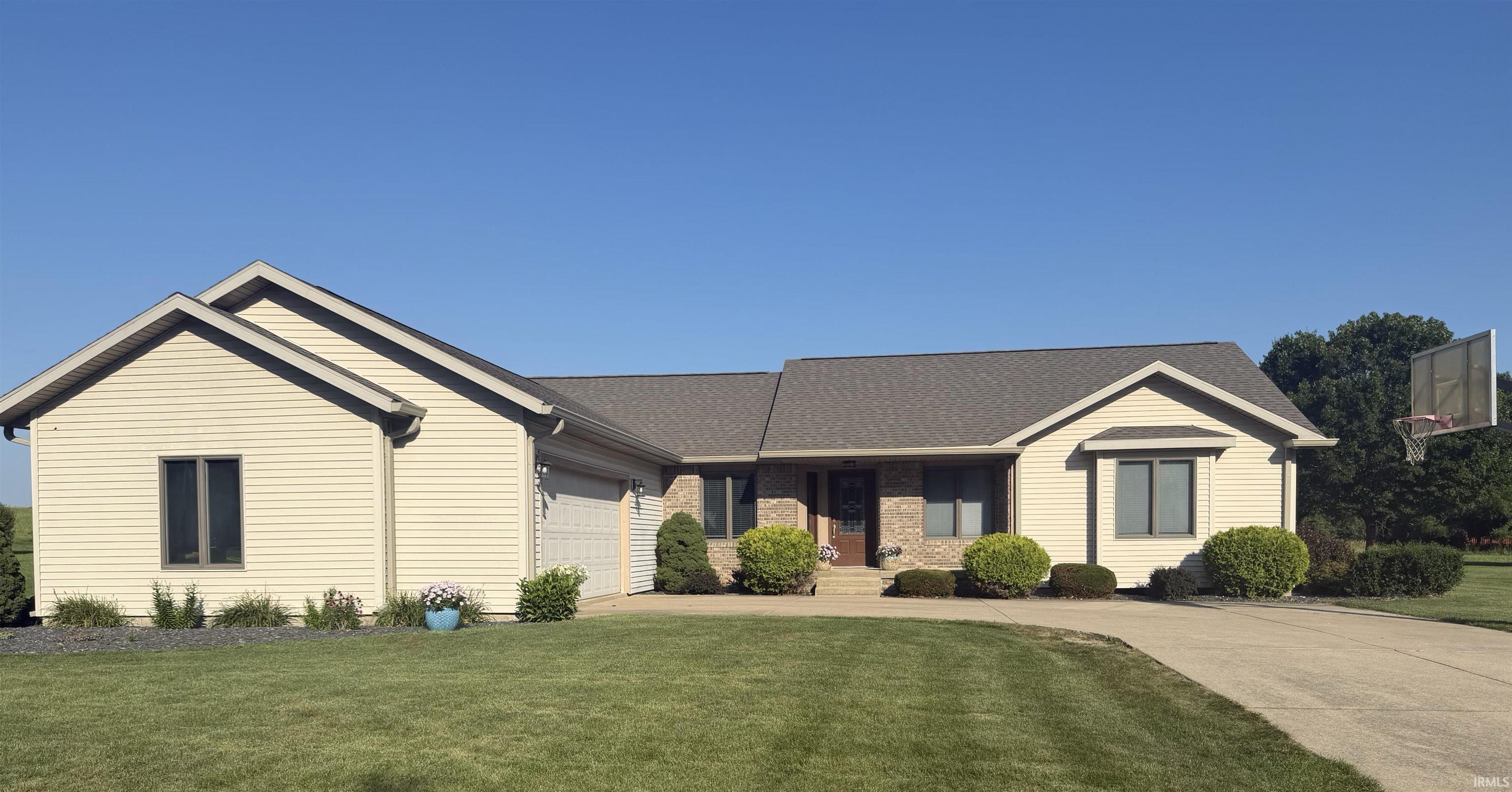 1633 N Royal Oaks Drive Property Photo 1