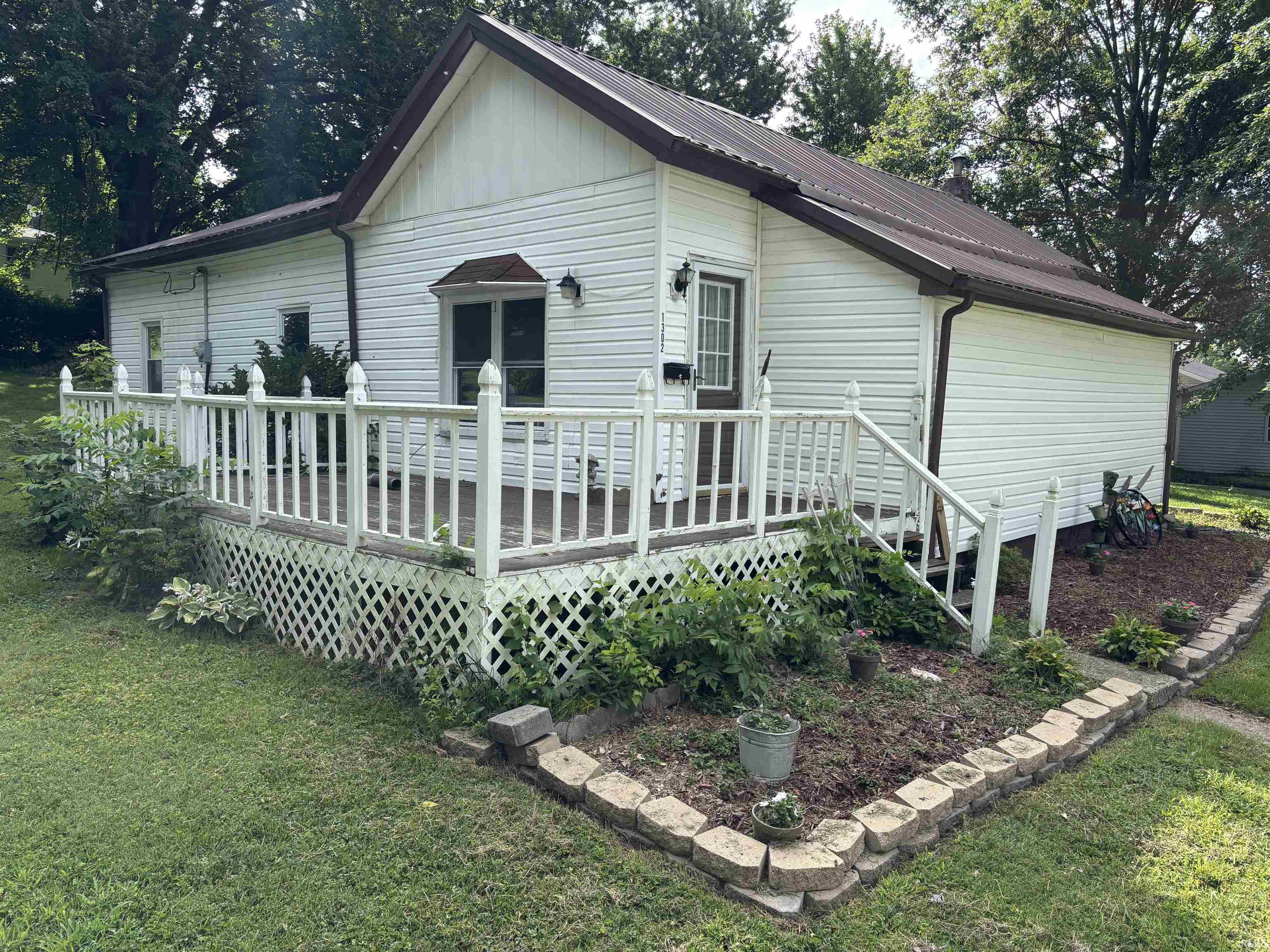 1302 E Sycamore Street Property Photo 1