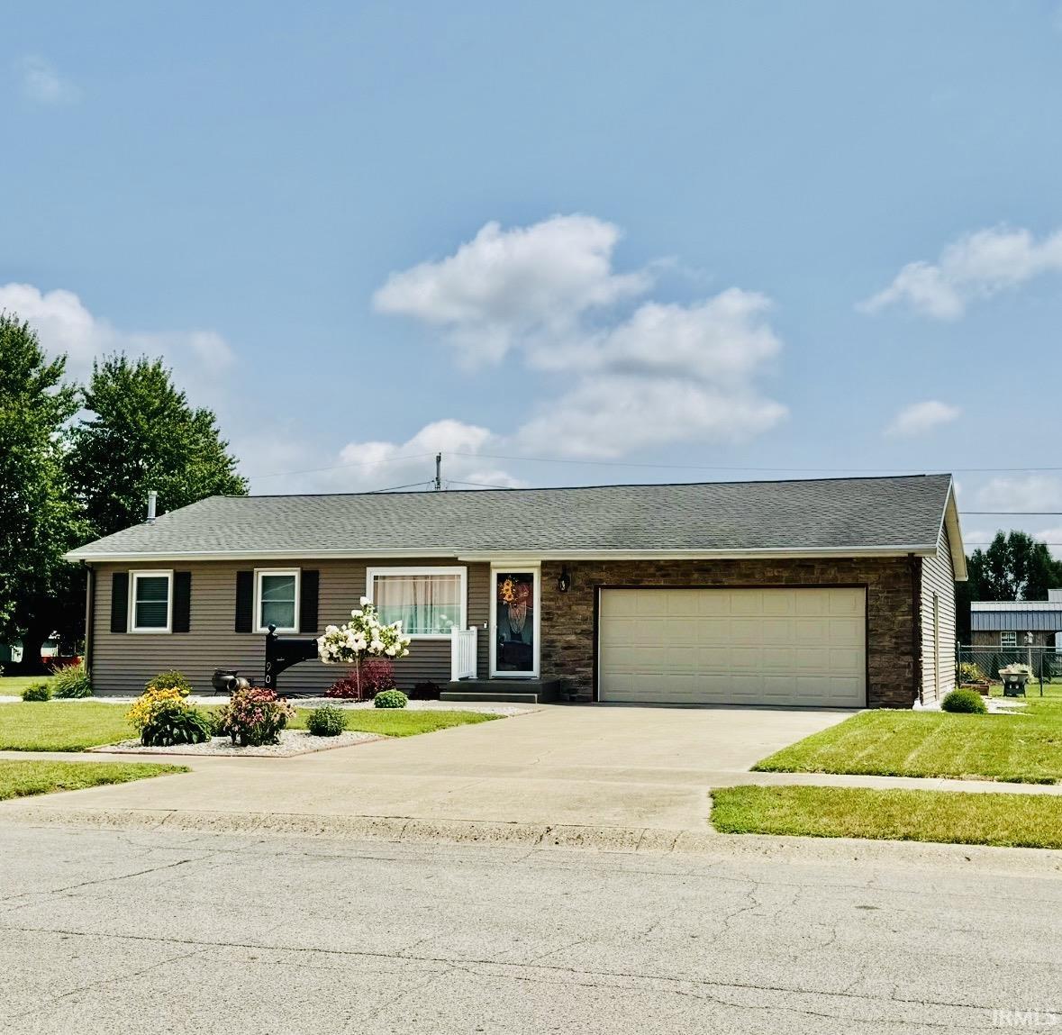 909 Clover Street Property Photo 1