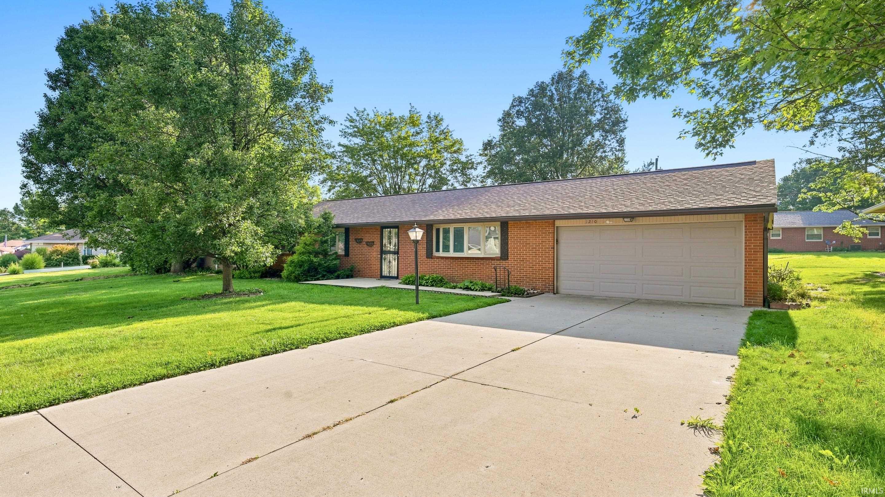 1210 N Forest Avenue Property Photo 1