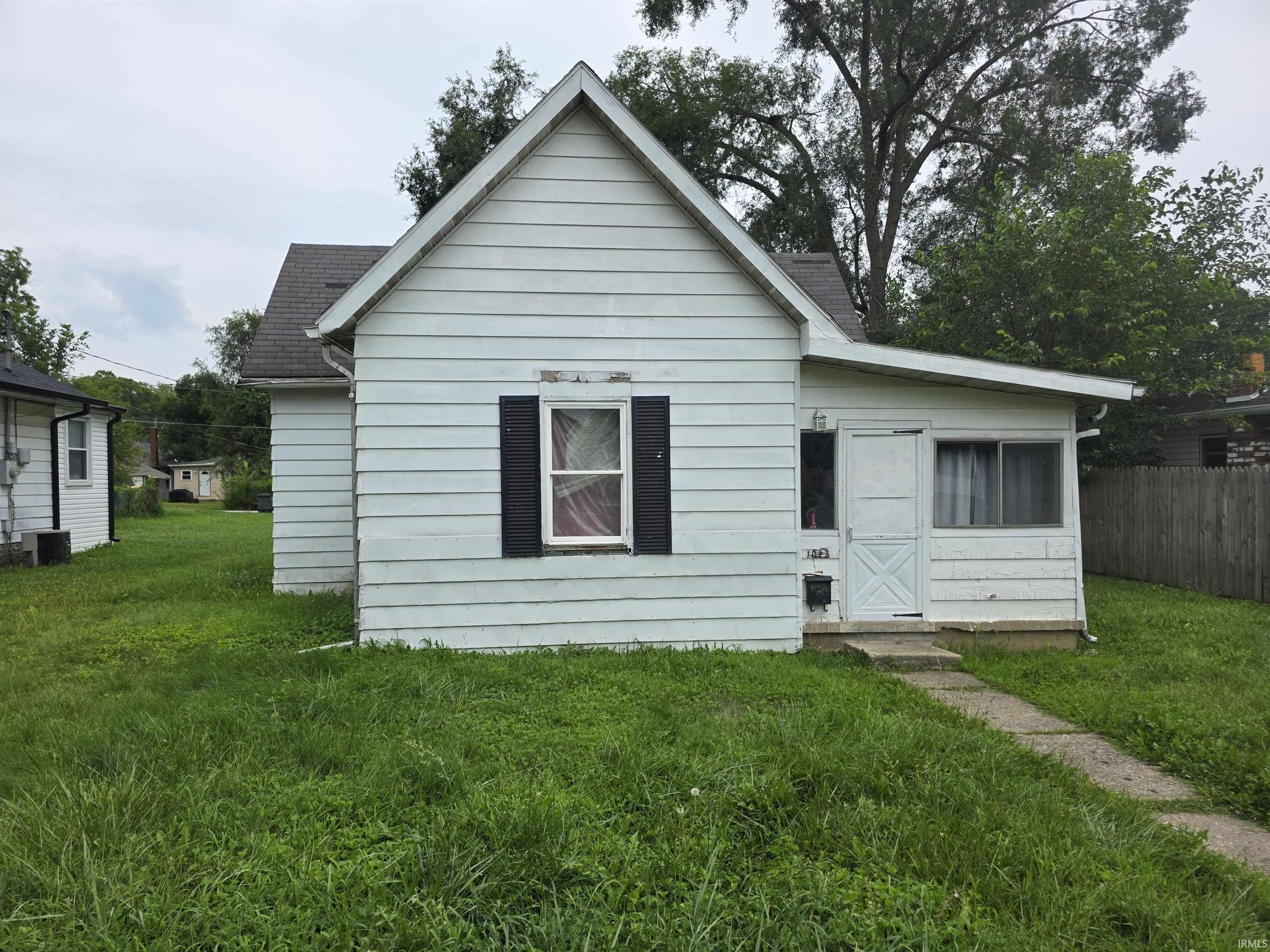 1042 S Indiana Avenue Property Photo 1