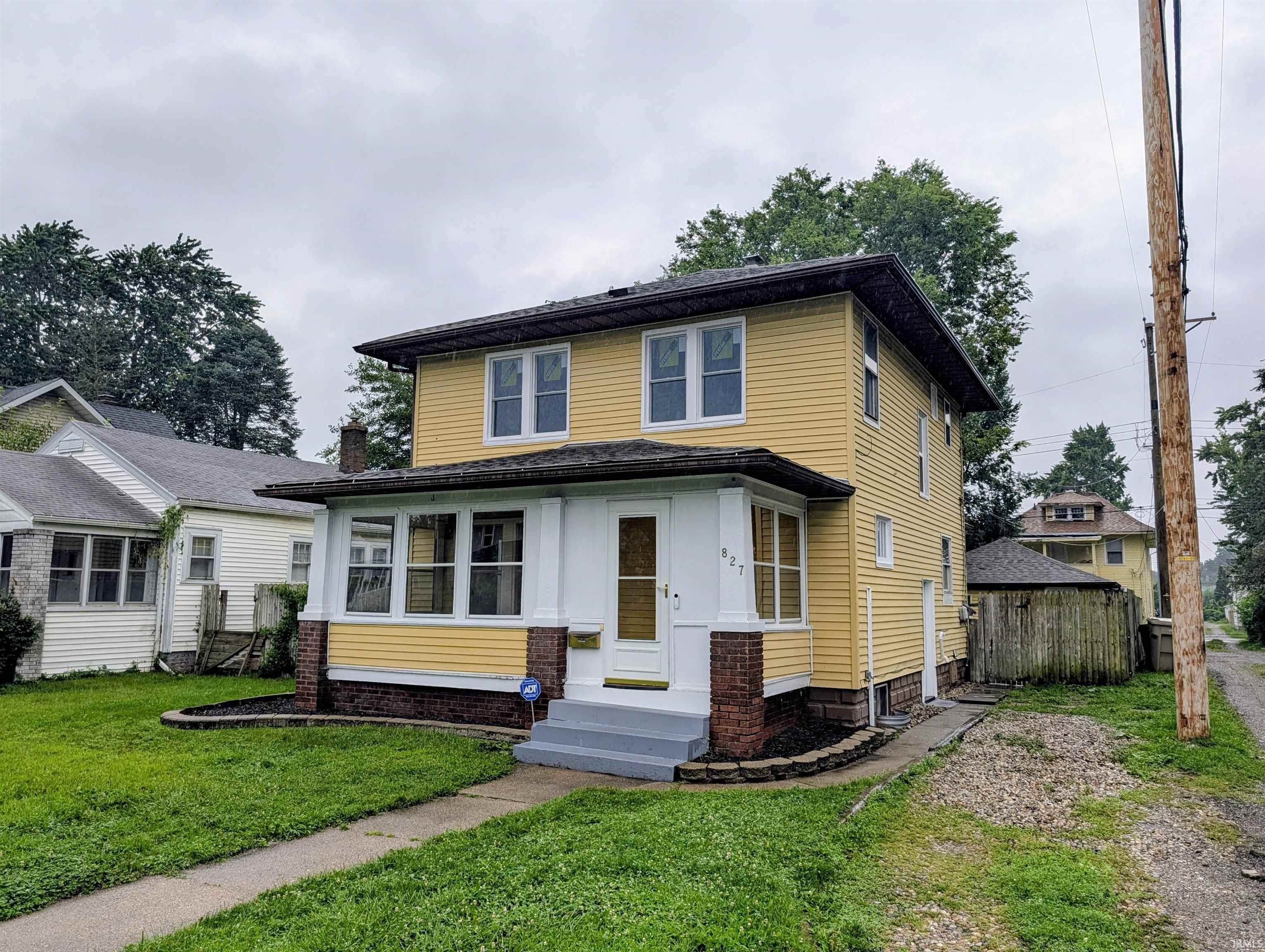 827 E Ewing Avenue Property Photo 1
