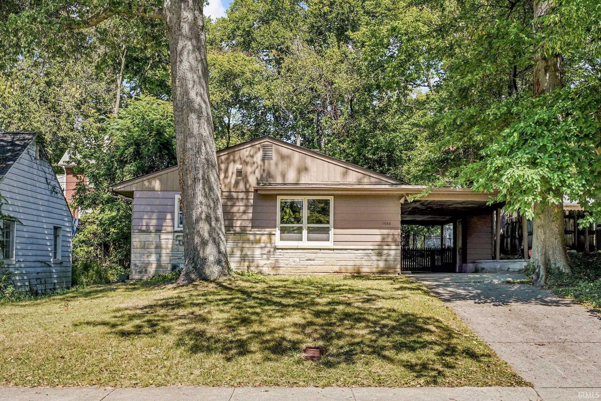 1033 E Maxwell Lane Property Photo 1
