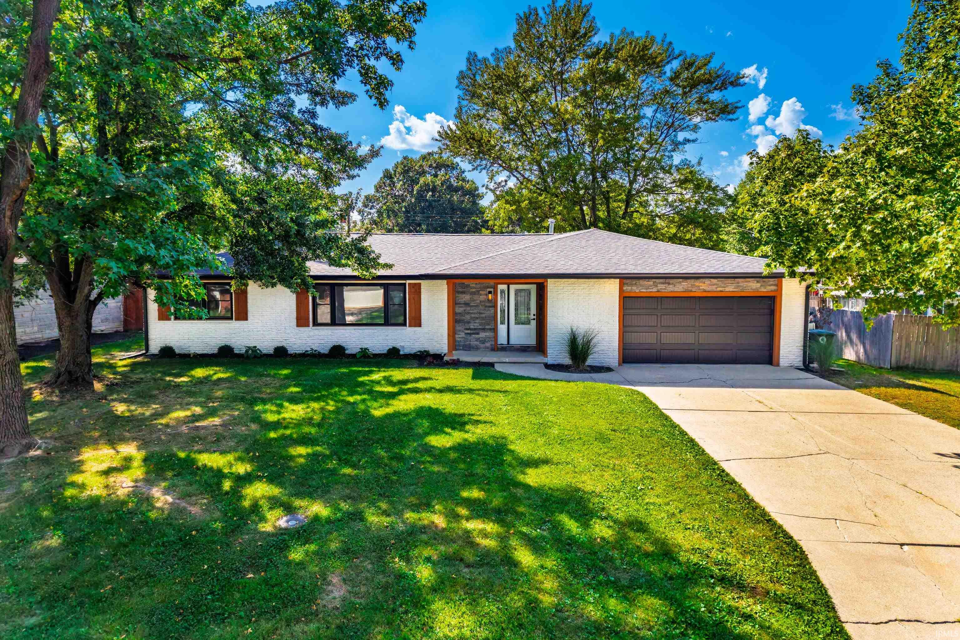 1305 N Greenbriar Road Property Photo 1