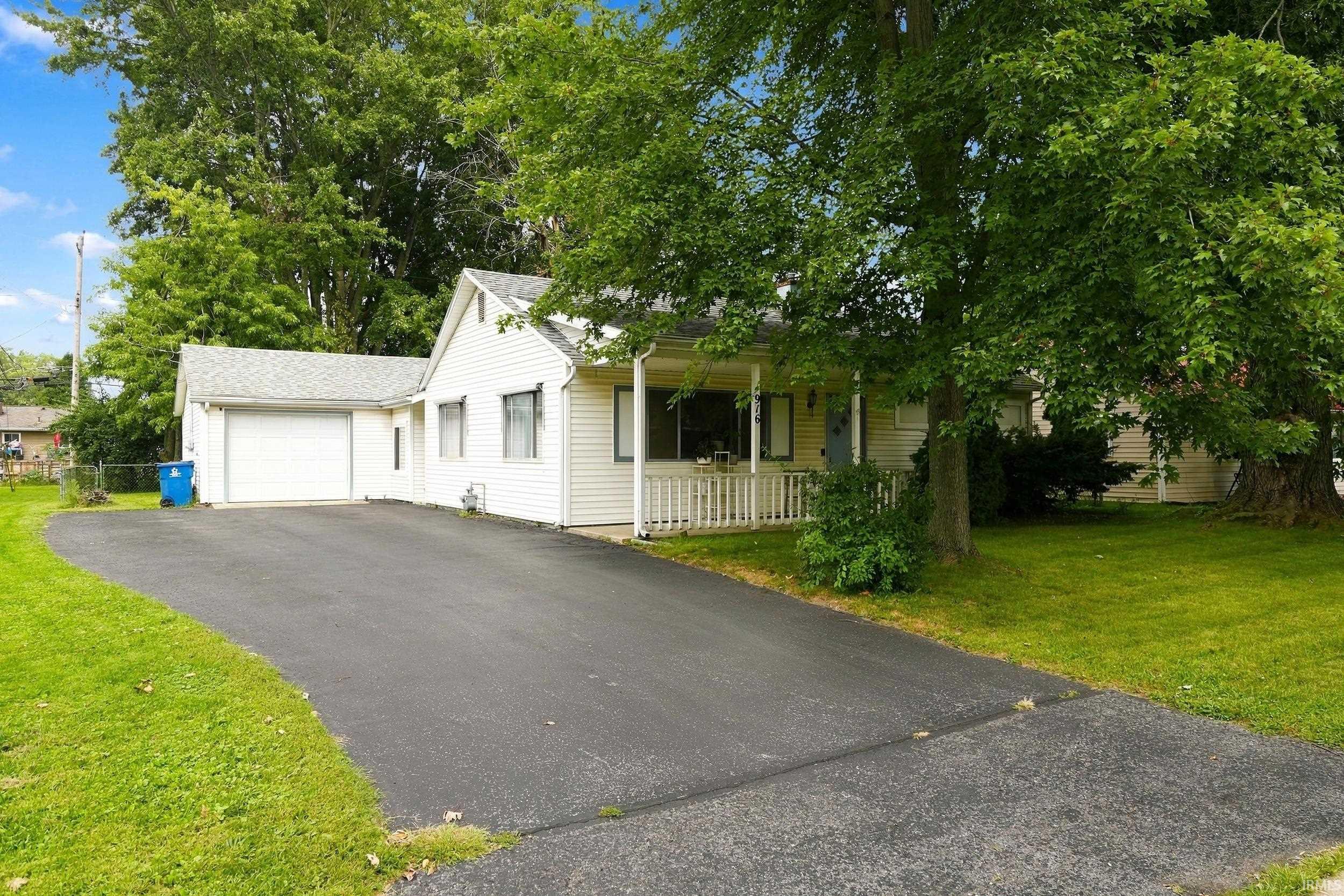 916 W Circle Drive Property Photo 1