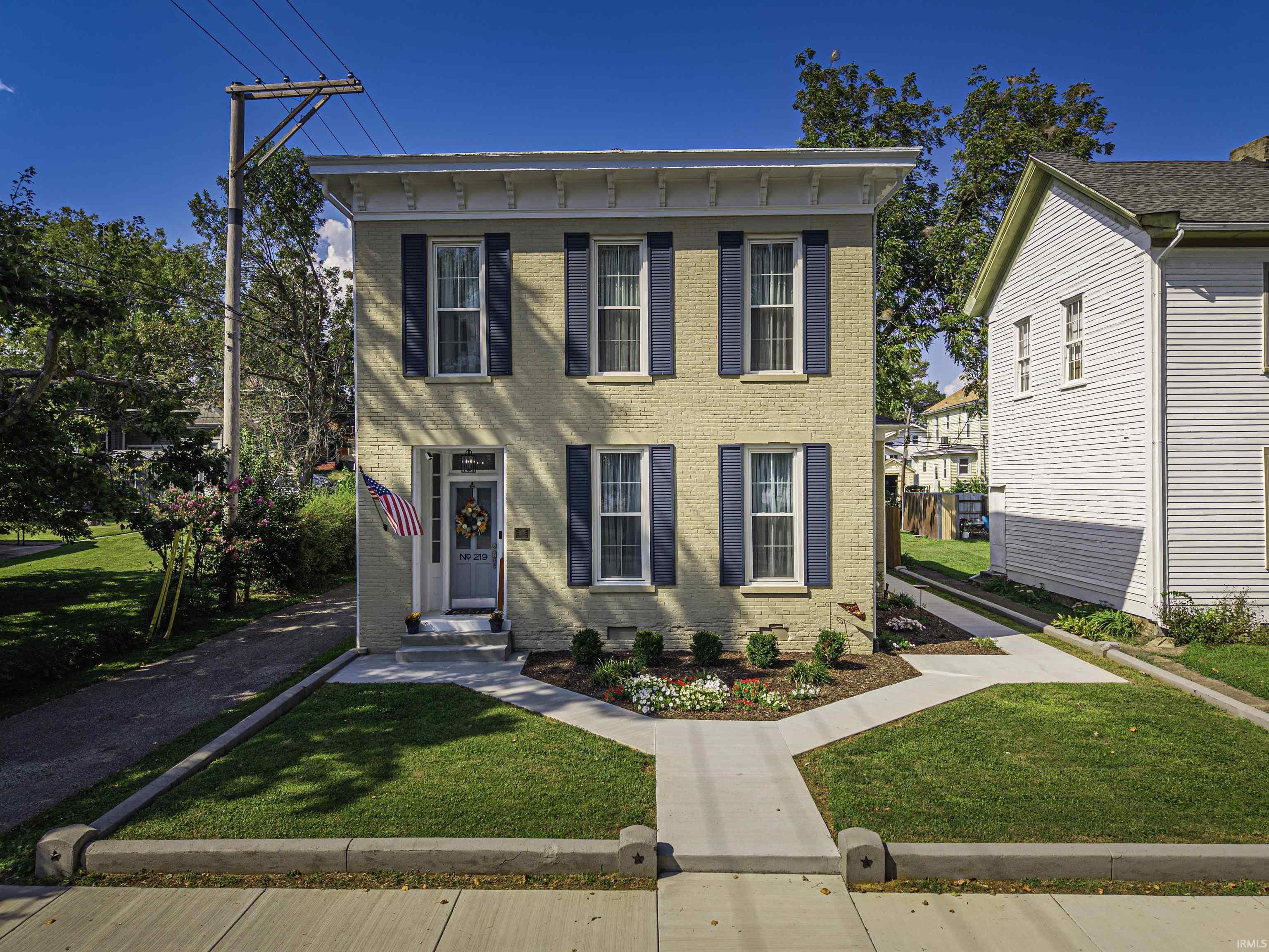 219 E 2nd Street Property Photo 1