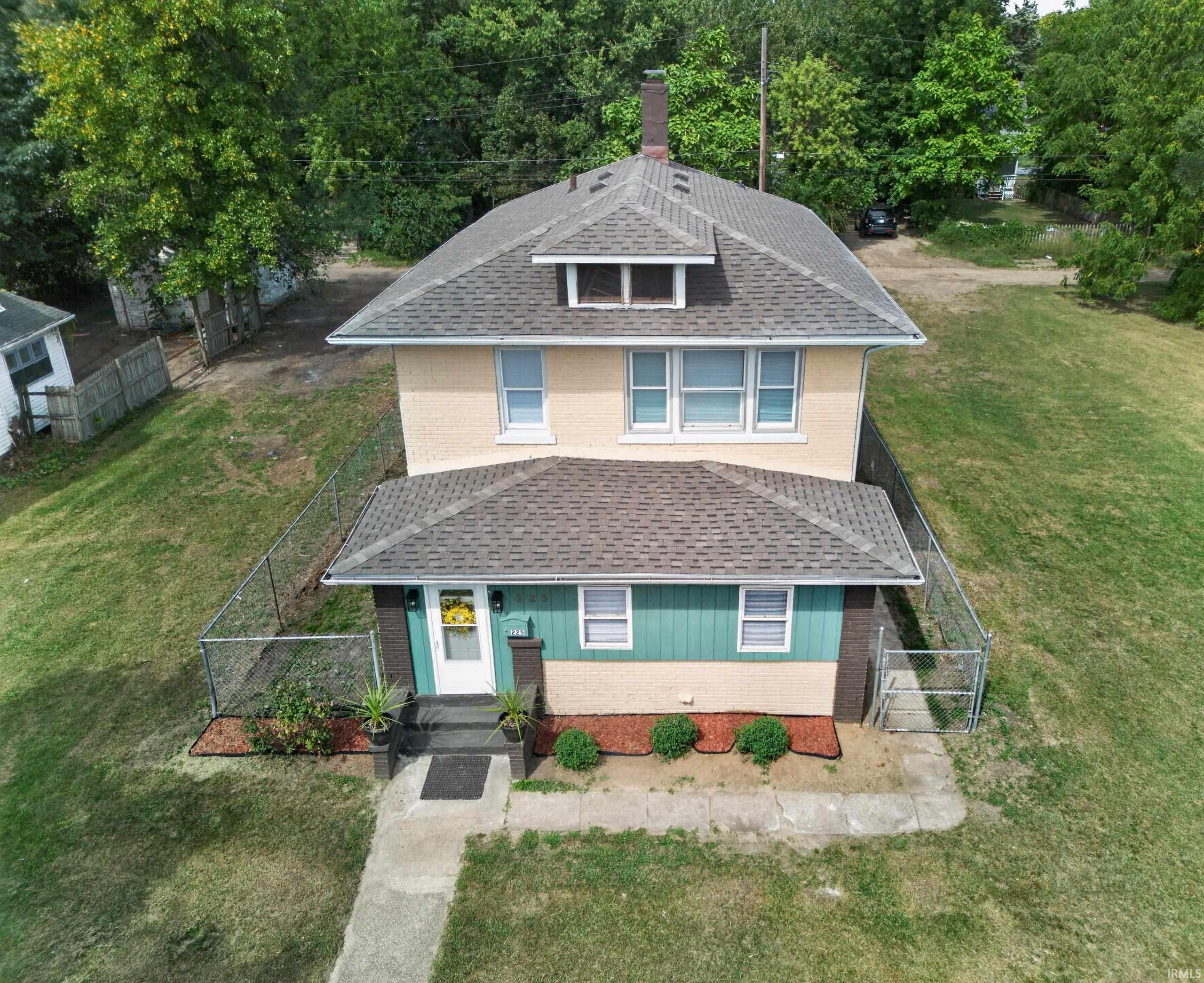 225 E Donald Street Property Photo 1