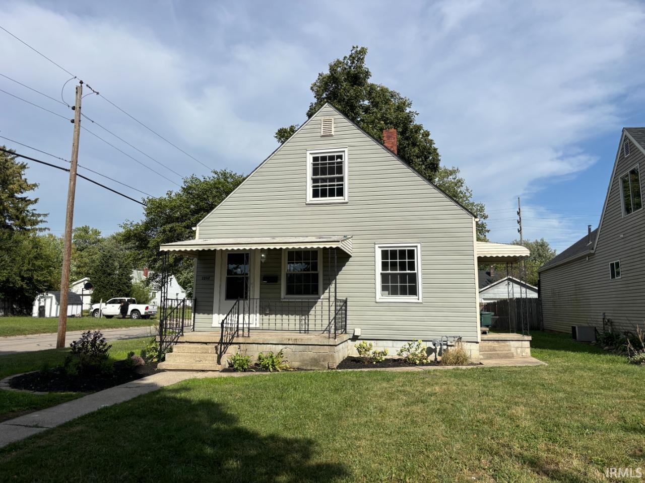 2202 S Pershing Drive Property Photo 1