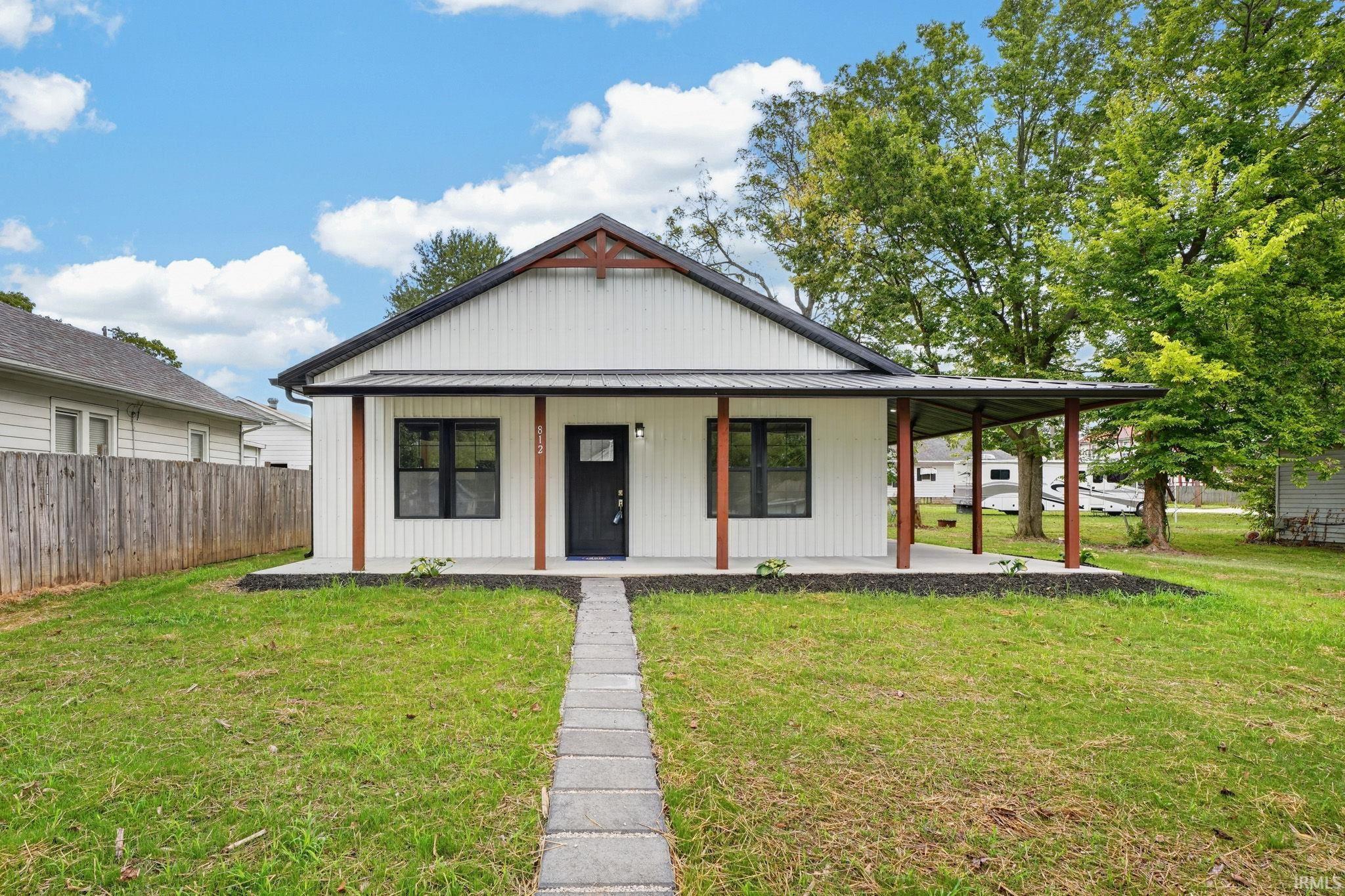 812 N Hart Street Property Photo 1