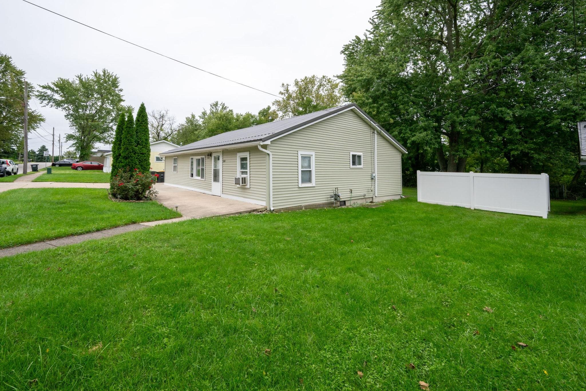 1104 Town Street Property Photo 1