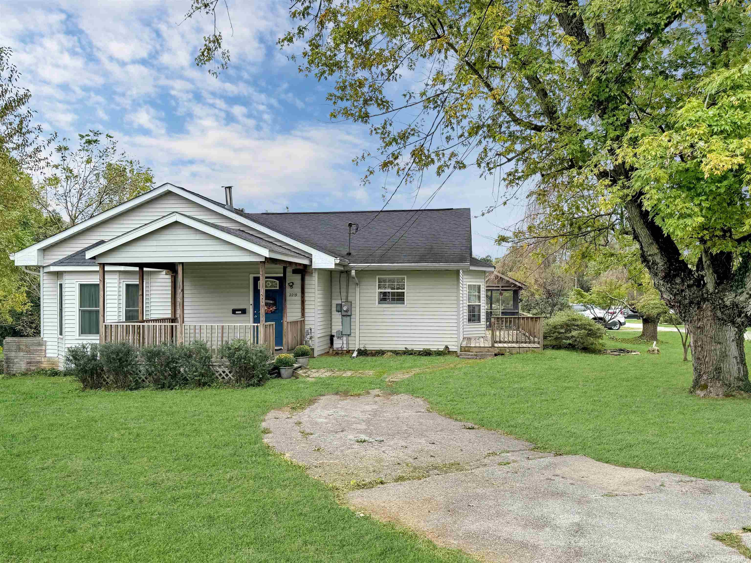 2219 S Rogers Street Property Photo 1