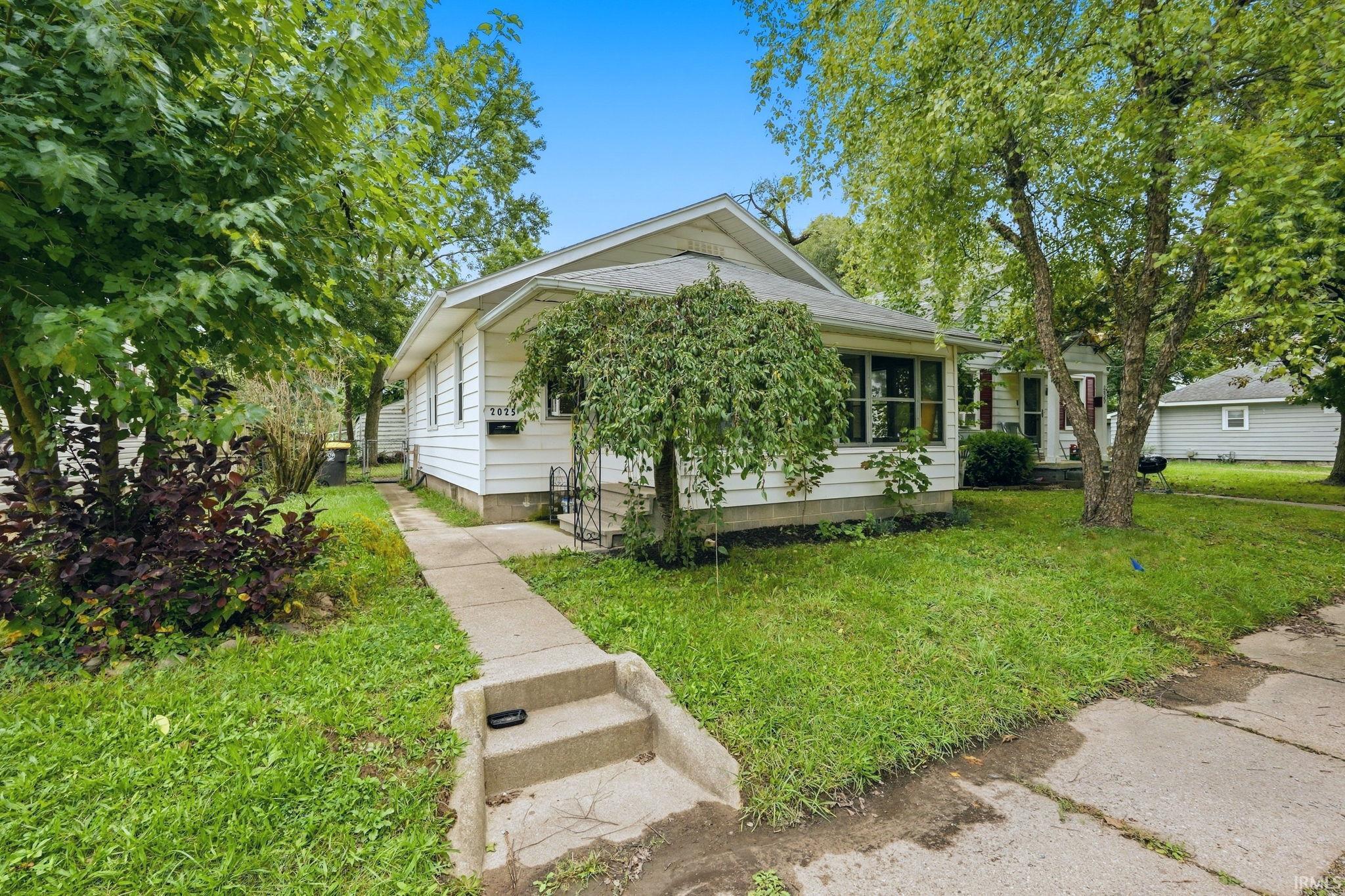 2025 Carlton Avenue Property Photo 1