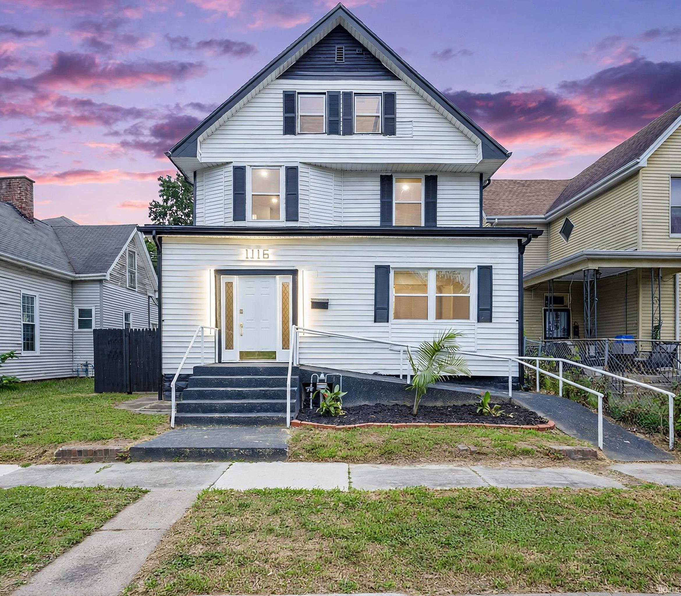 1116 S Grand Avenue Property Photo 1