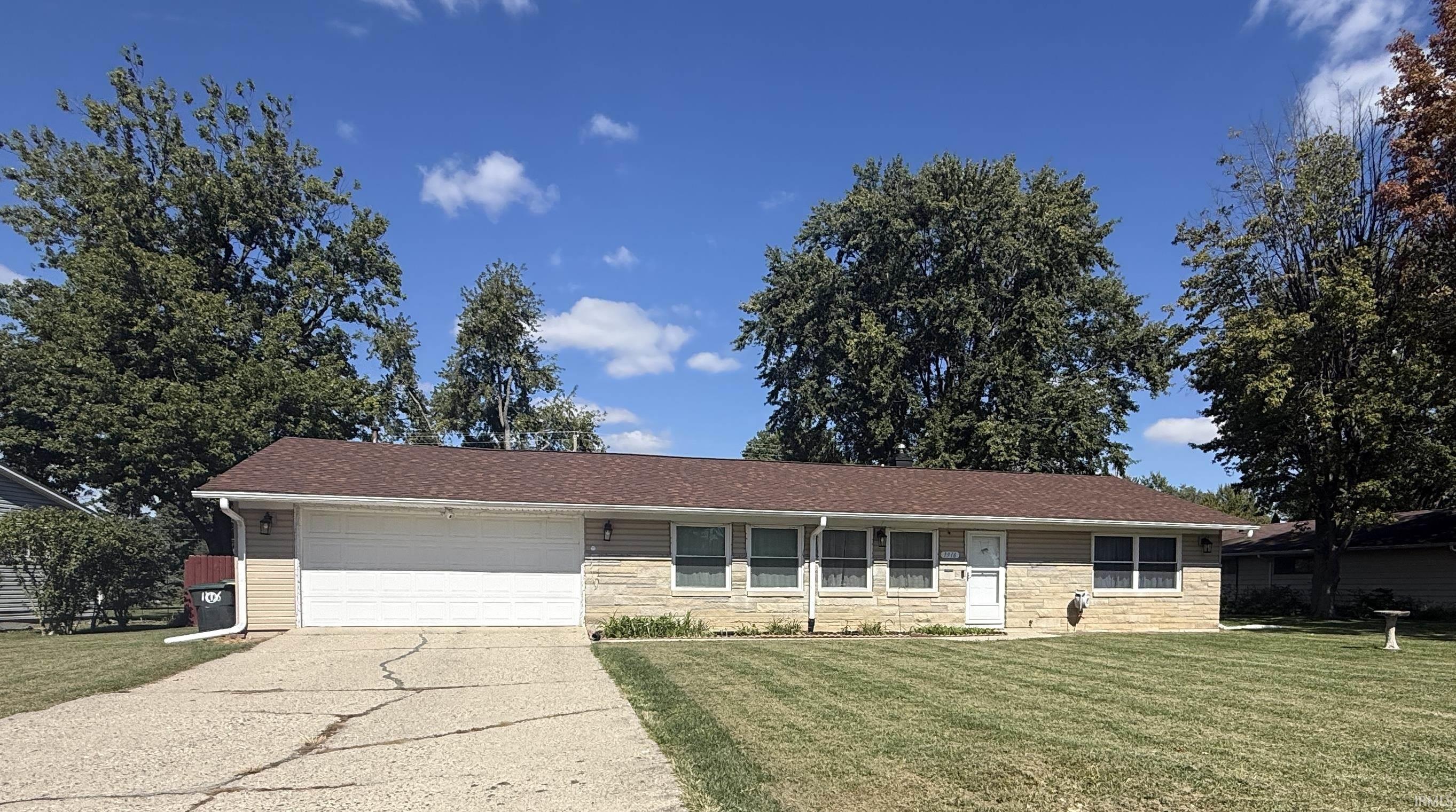 1916 W Sheffield Drive Property Photo 1