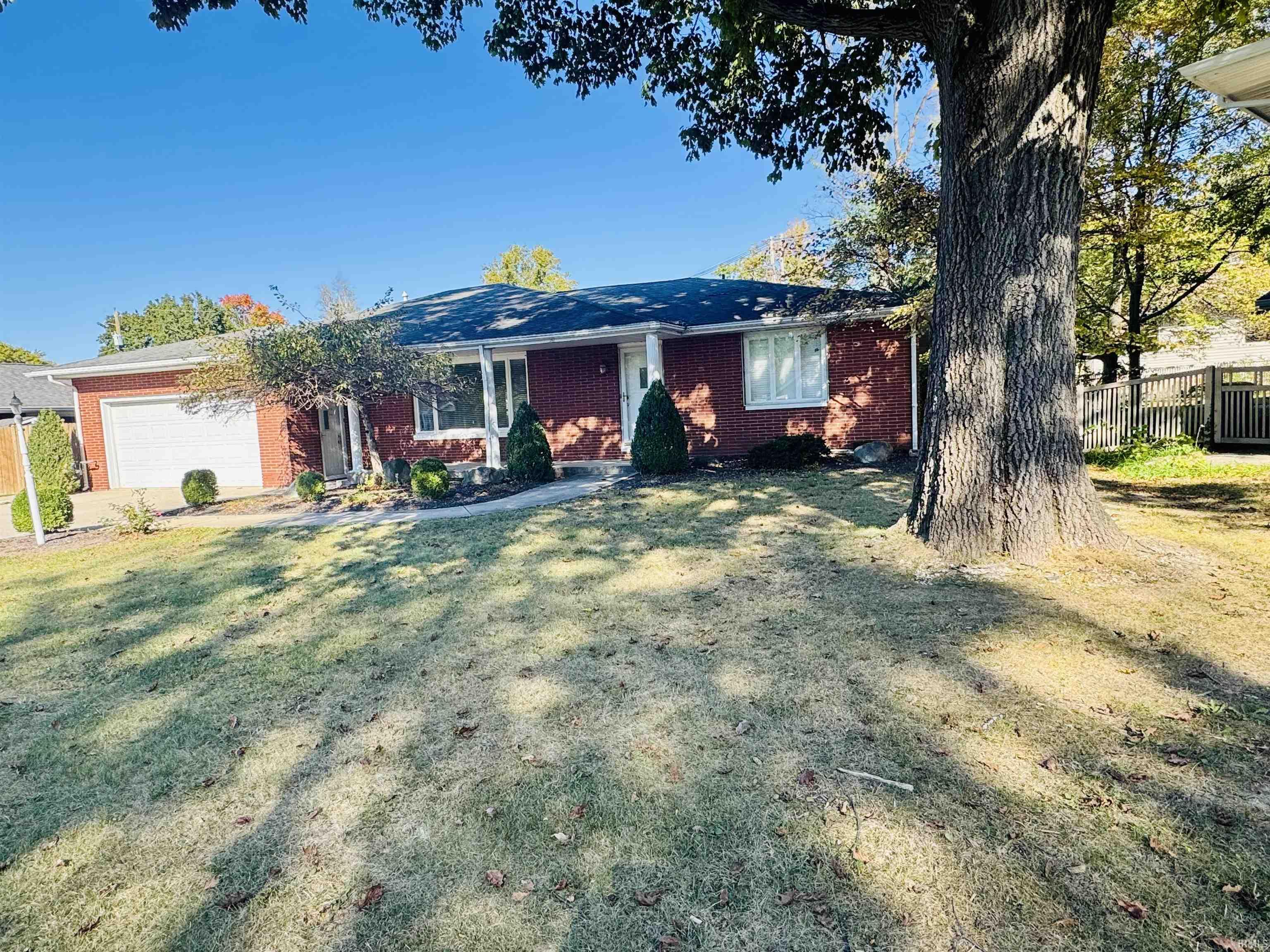 1302 N Briar Road Property Photo 1