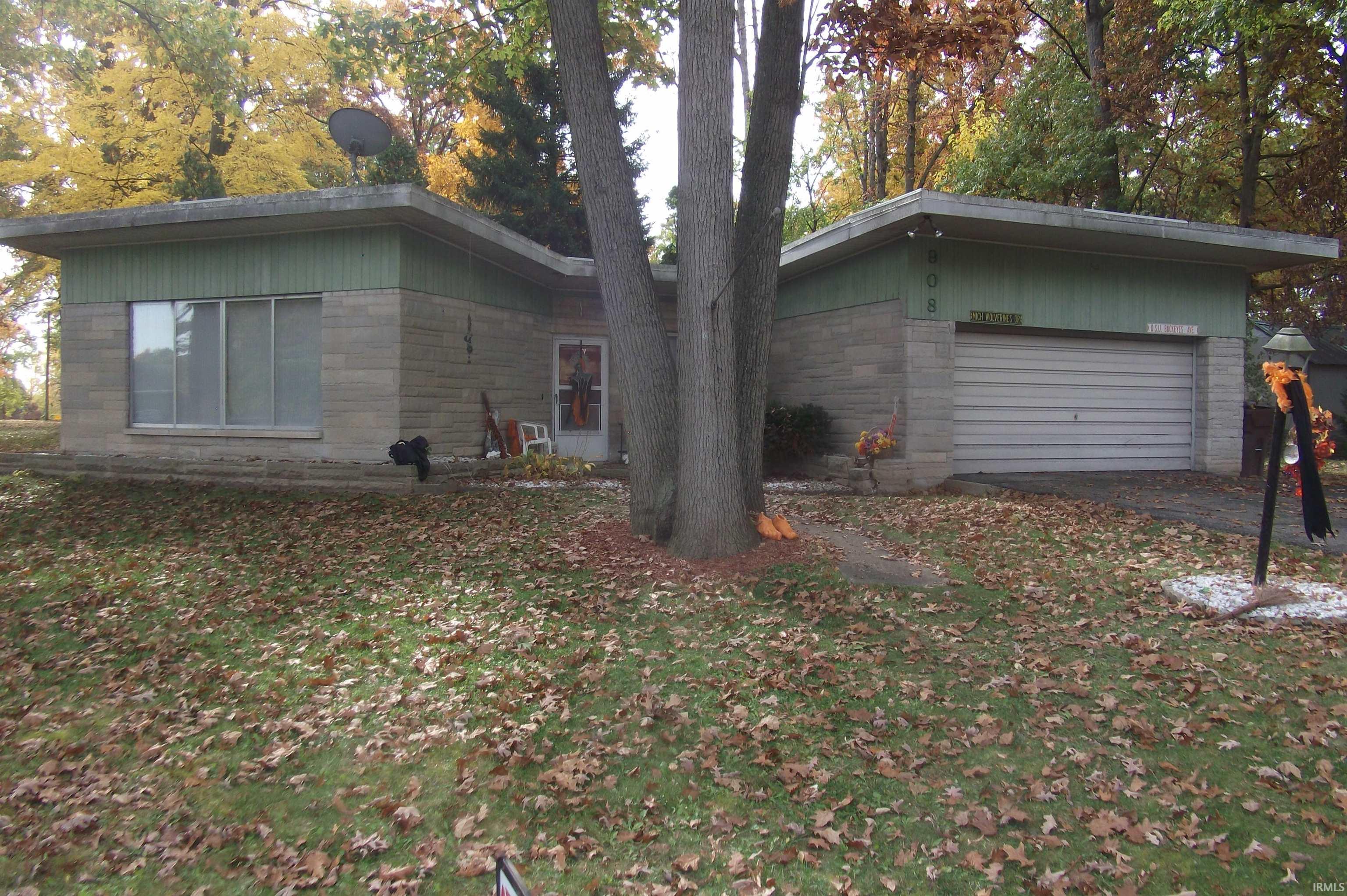 908 Oakcrest Drive Property Photo 1
