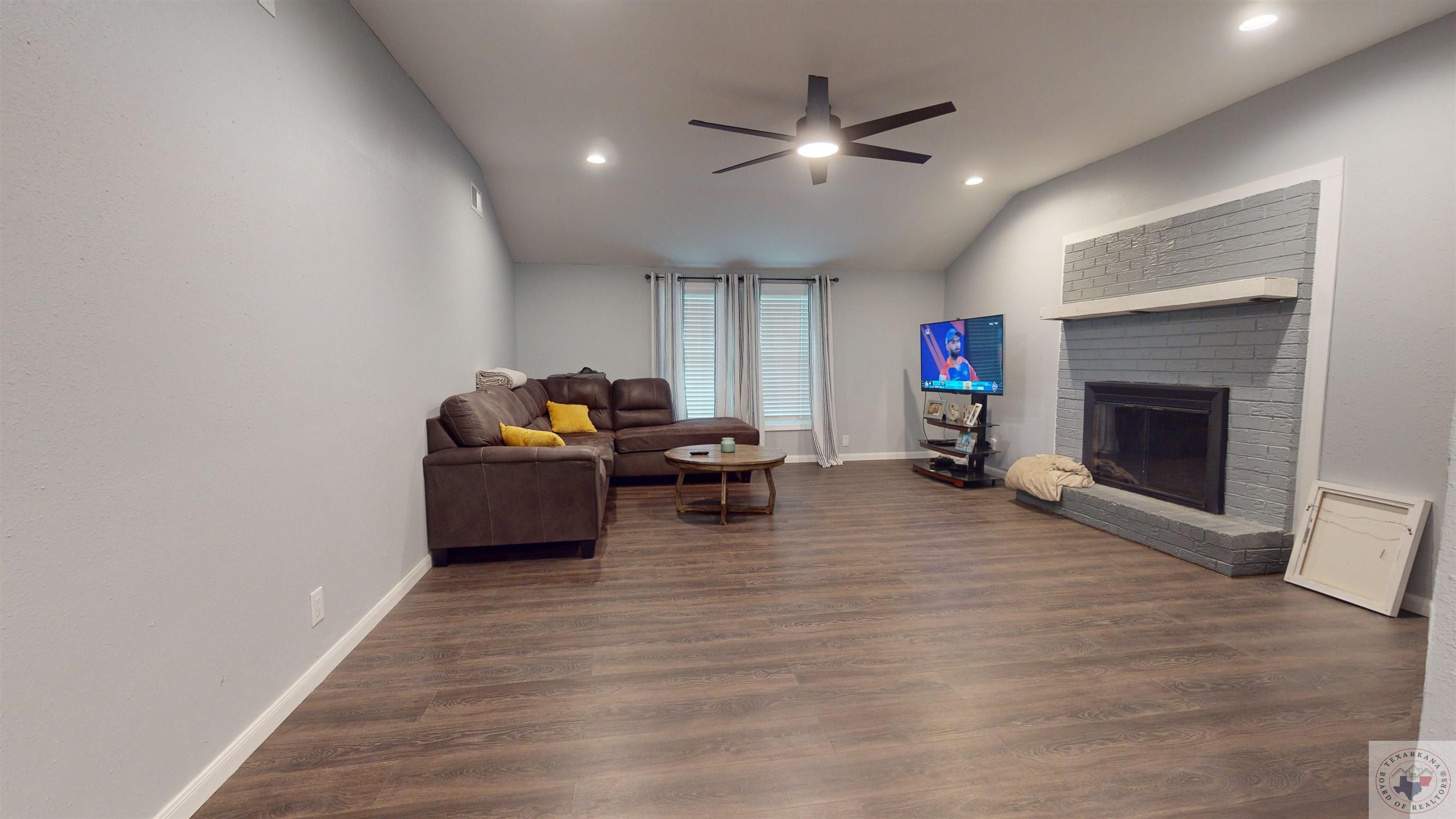 412 Doris St Property Photo 3