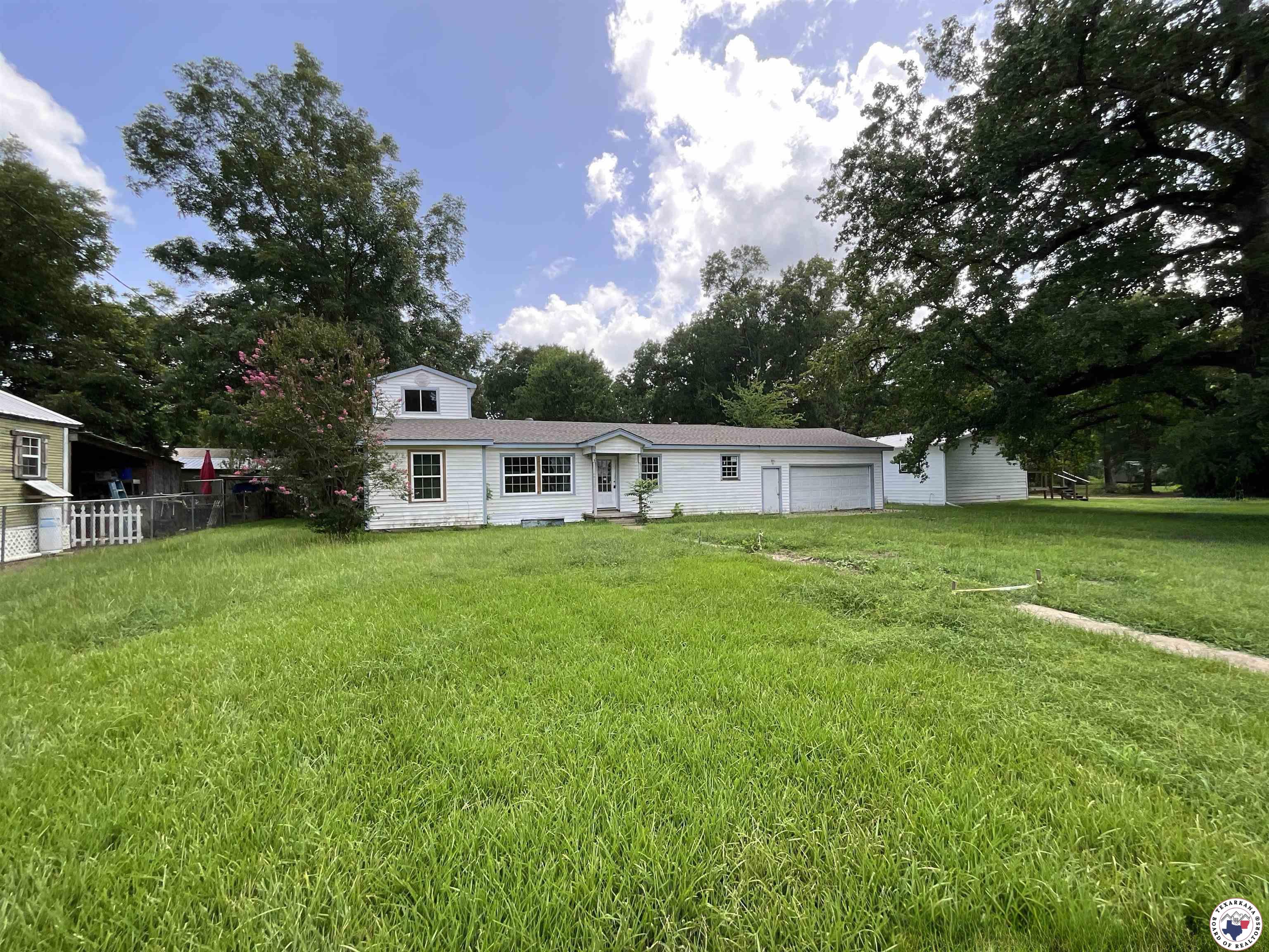 308 E Douglas St Property Photo 1