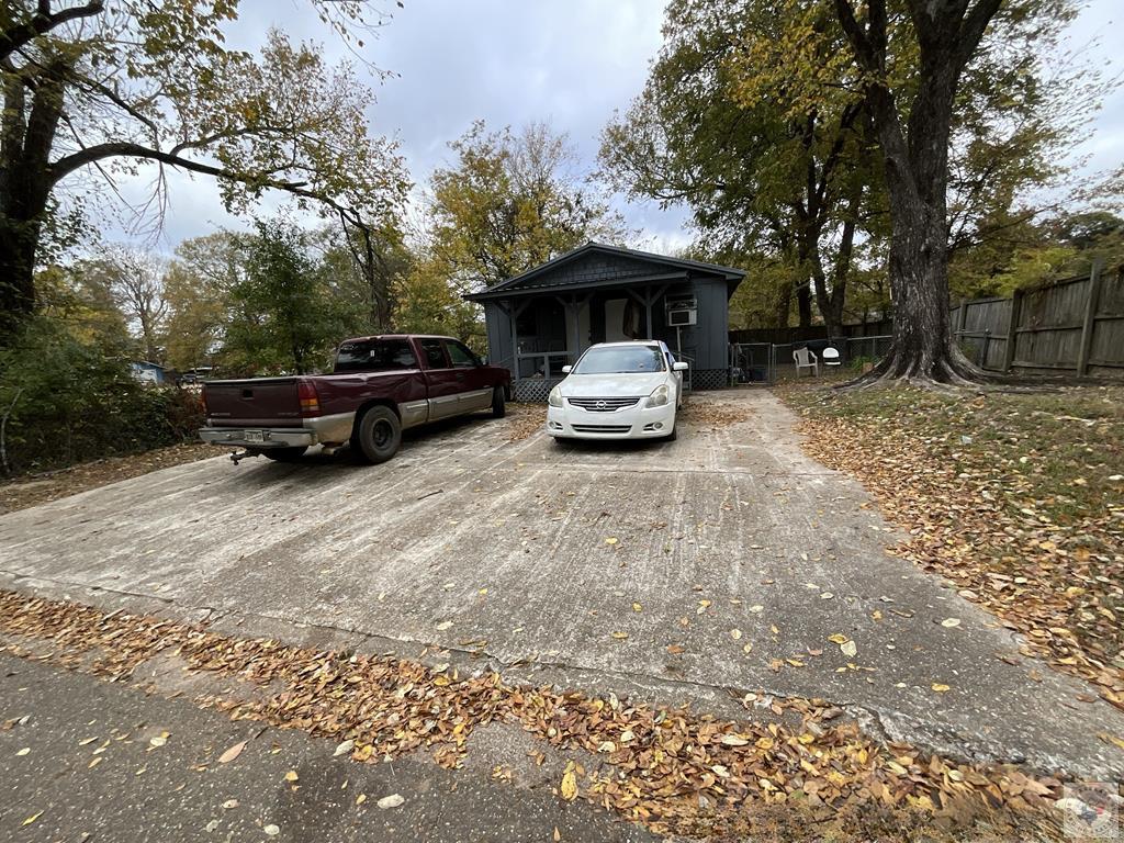 2215 E 11th St Property Photo 2