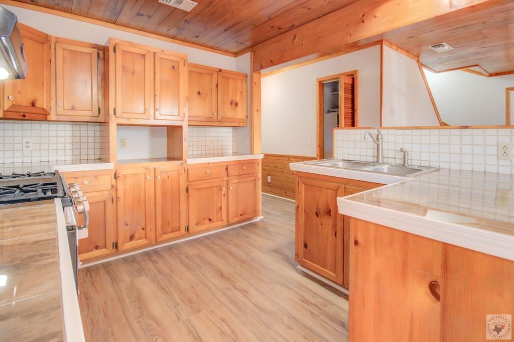 211 Red River Rd N Property Photo 9