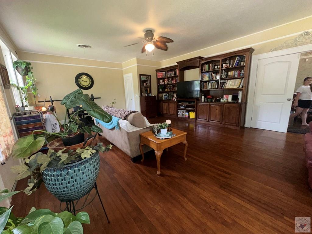 2523 Walnut St Property Photo 4