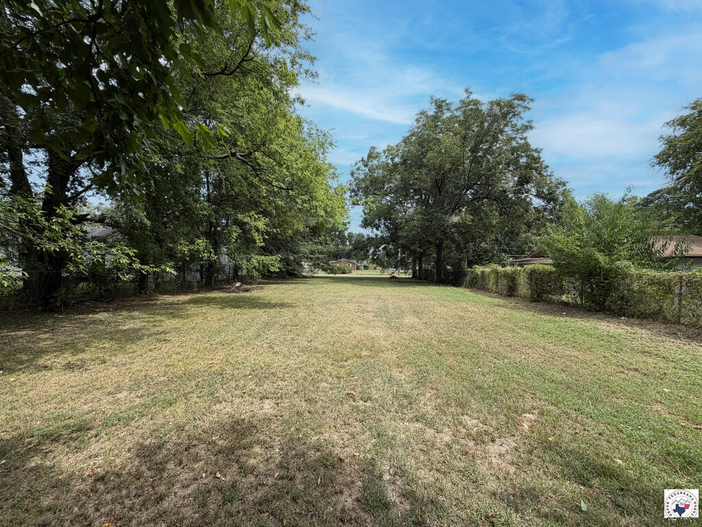 124 E Crockett Property Photo 1
