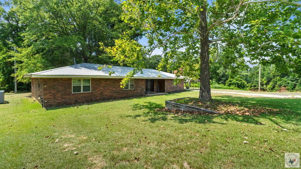 711 W Lanark Property Photo 1