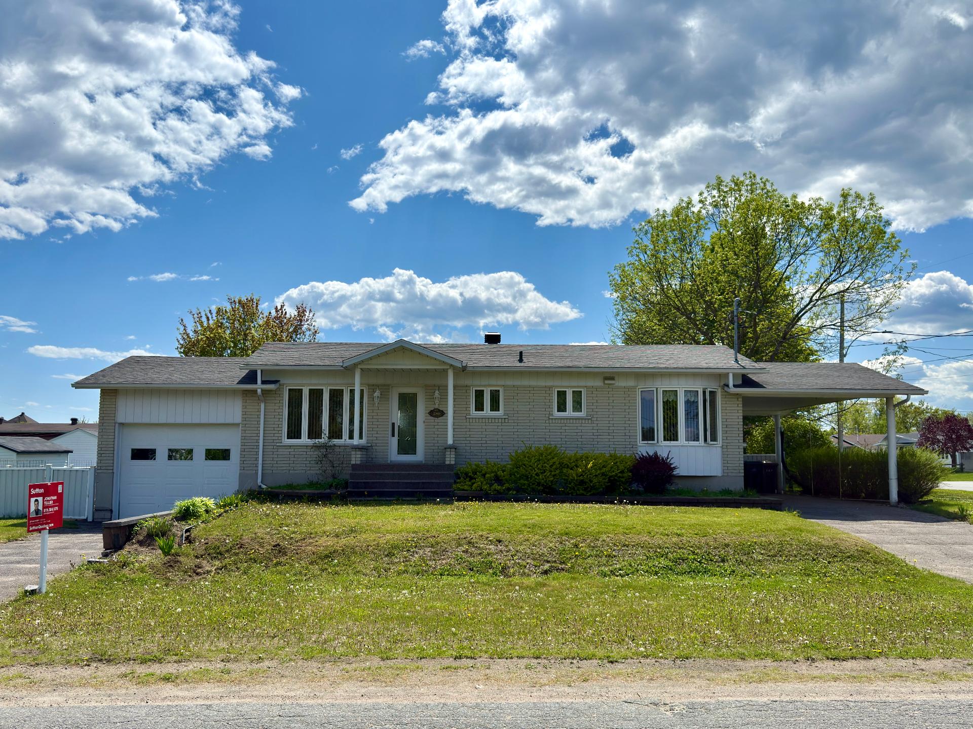 280 214e Rue Property Photo