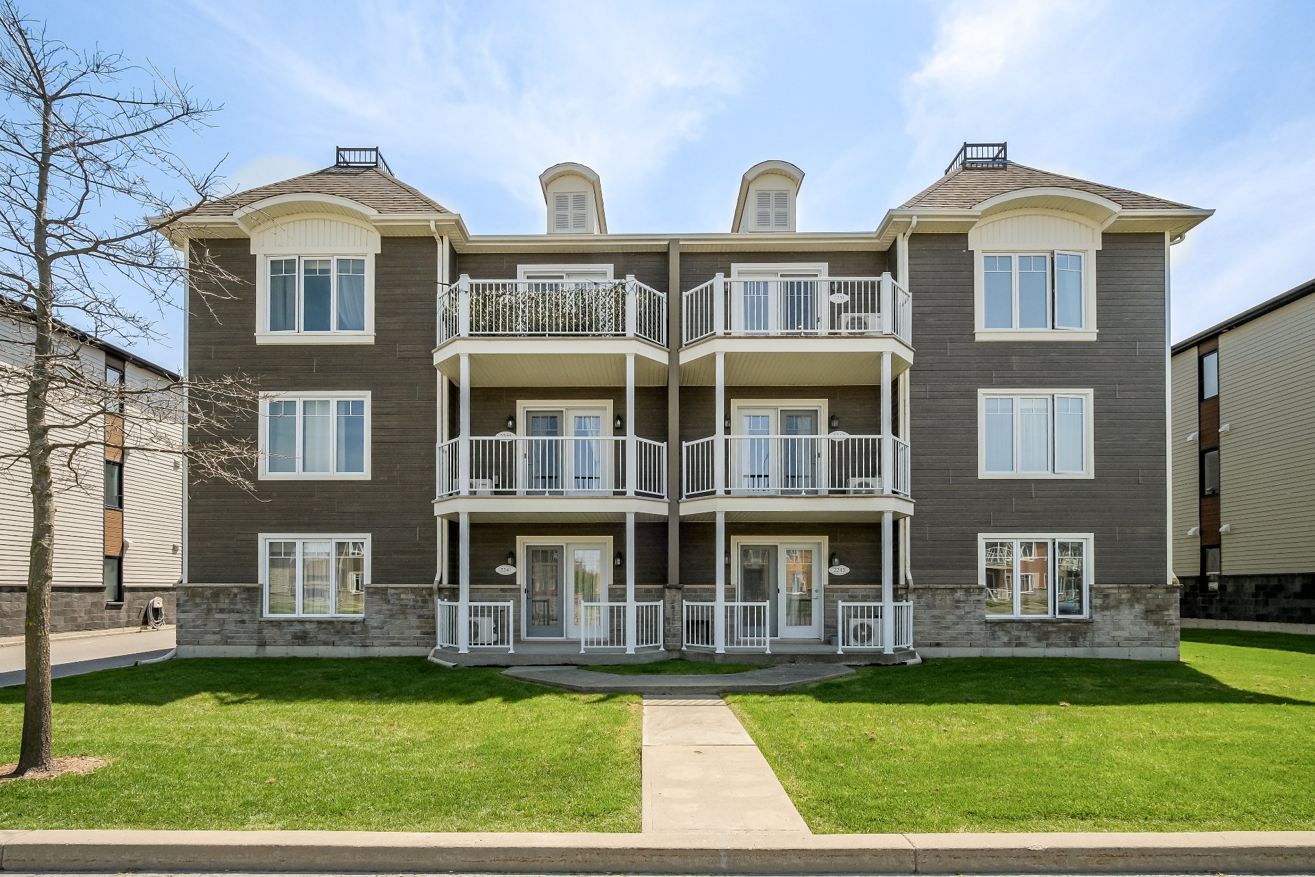 2251 Rue Des Seigneurs O. Property Photo 1