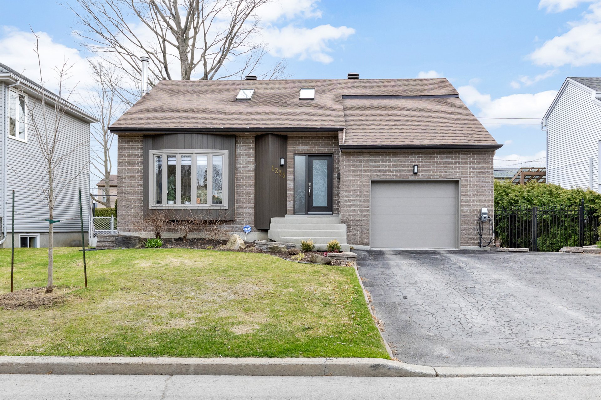 1235 Av. Cournoyer Property Photo 1