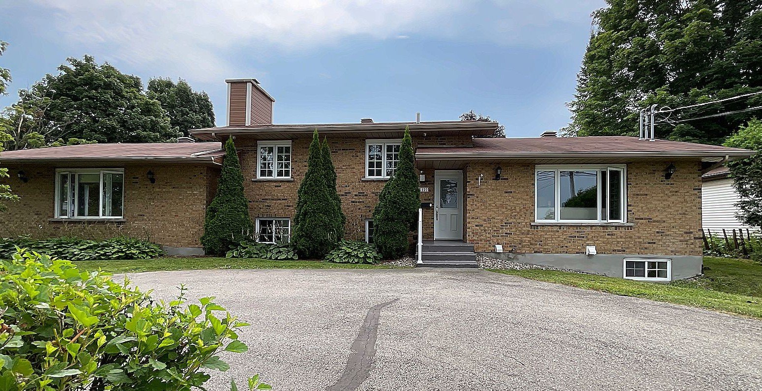 4490z Boul. Hébert Property Photo