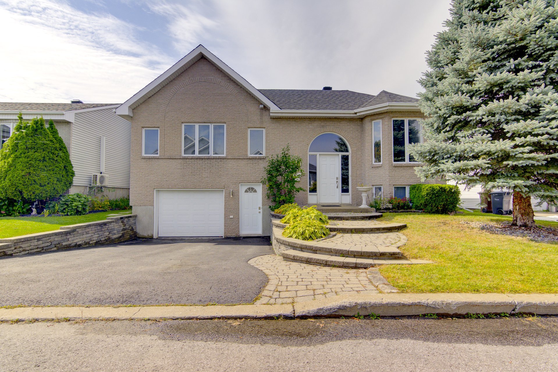 2128 Rue Guyart Property Photo 1