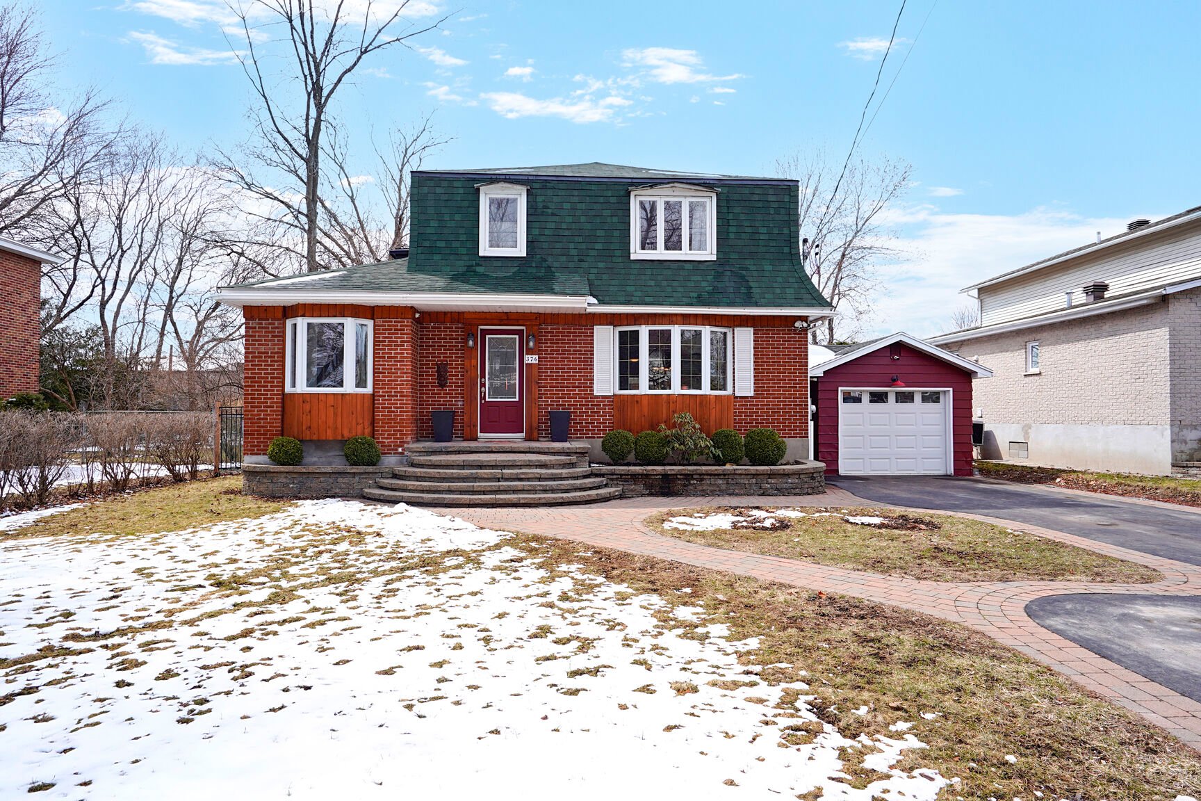376 Av. Cloverdale Property Photo 1