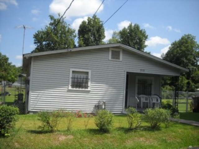 215 E 26th Avenue Property Photo 1