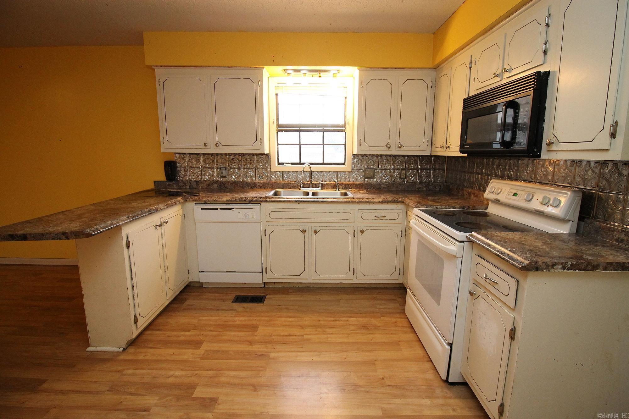 3913 Linwood Dr. Property Photo 6