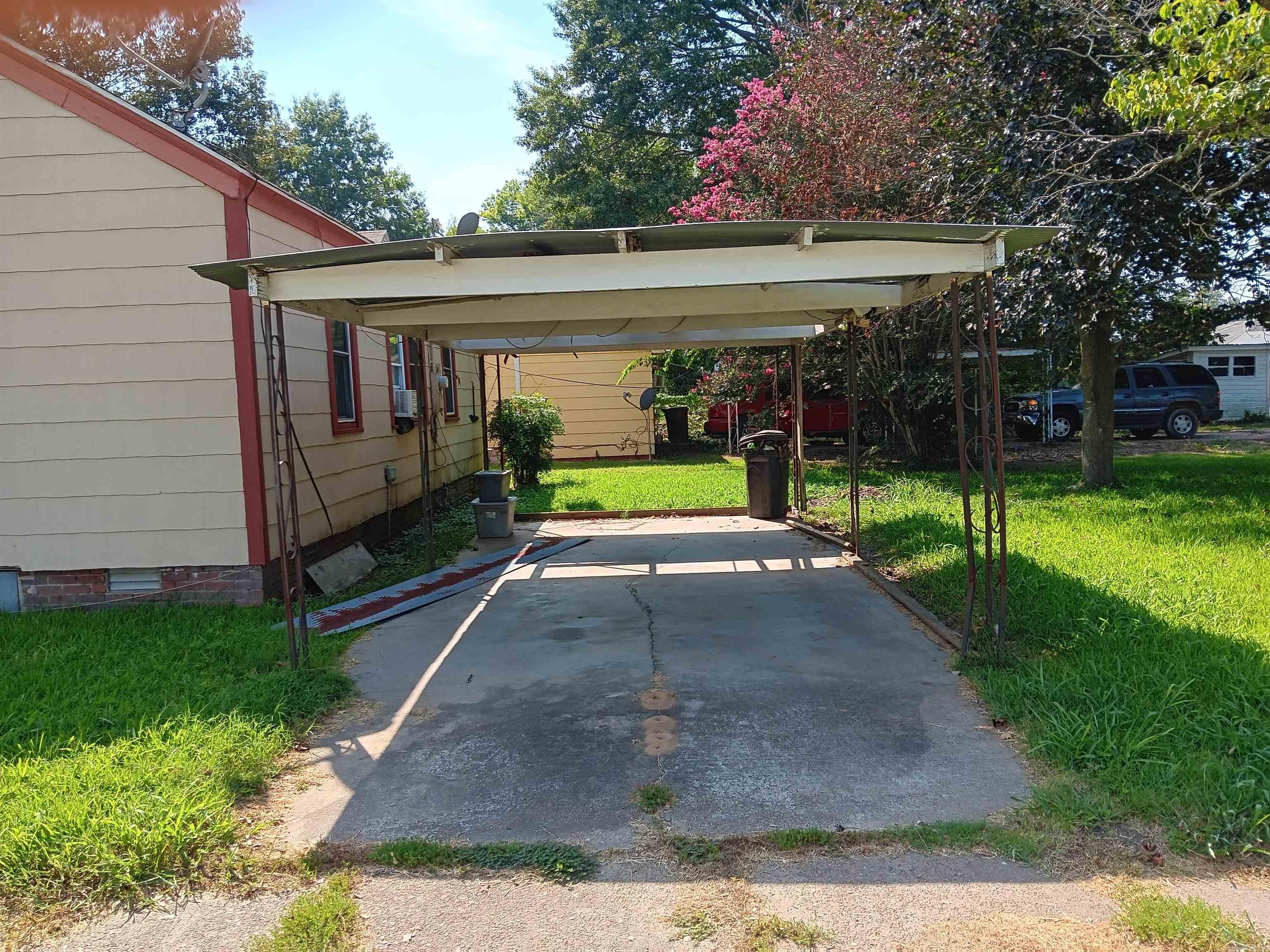 1311 Dill St Property Photo 6