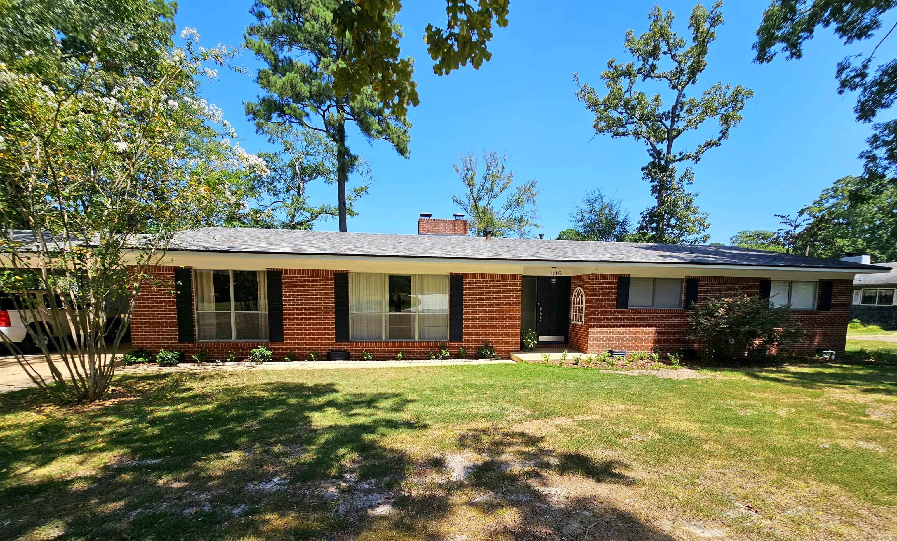 1110 Honeysuckle Property Photo 3