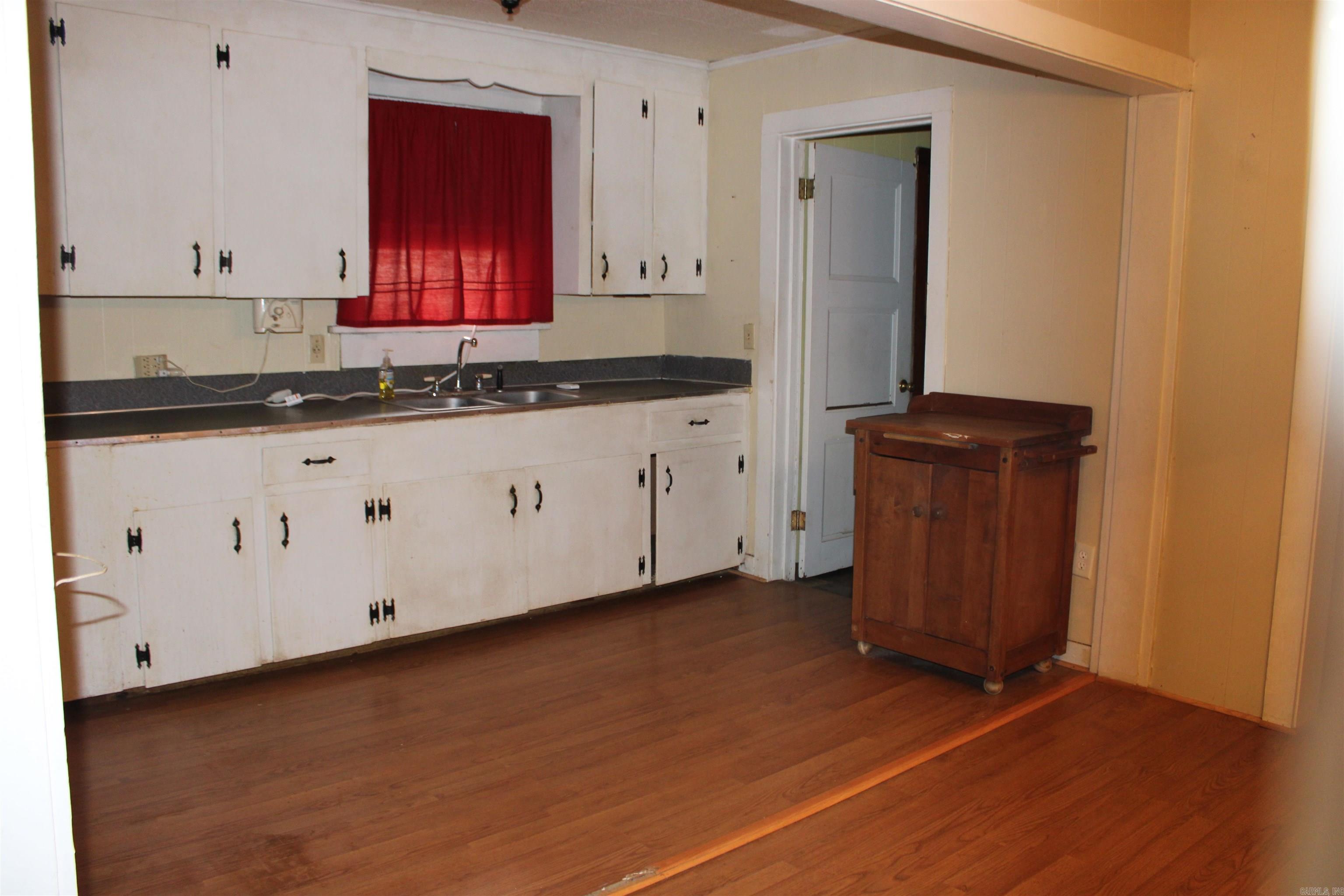 206 Oak Property Photo 3