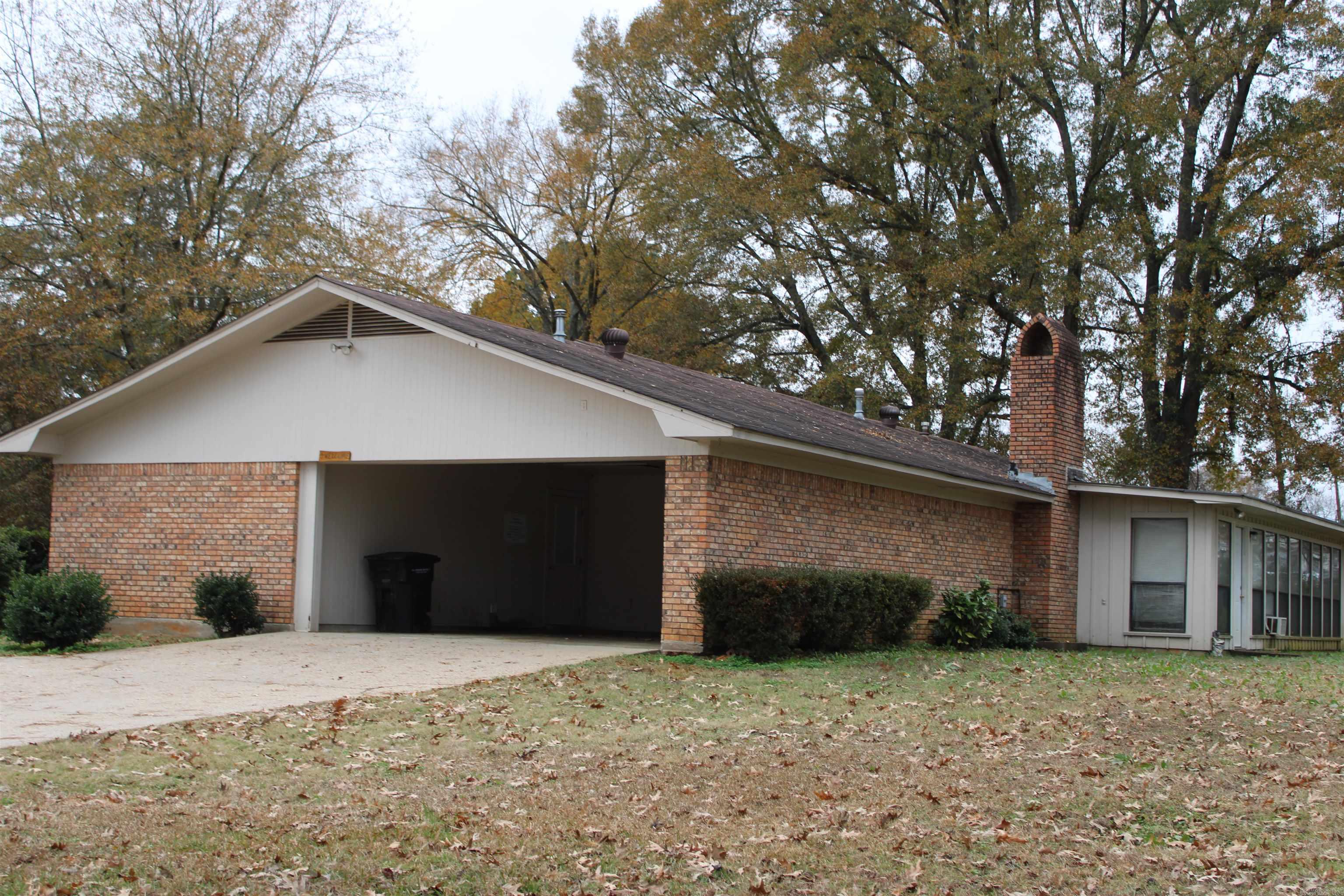 203 Airport Loop Property Photo 4