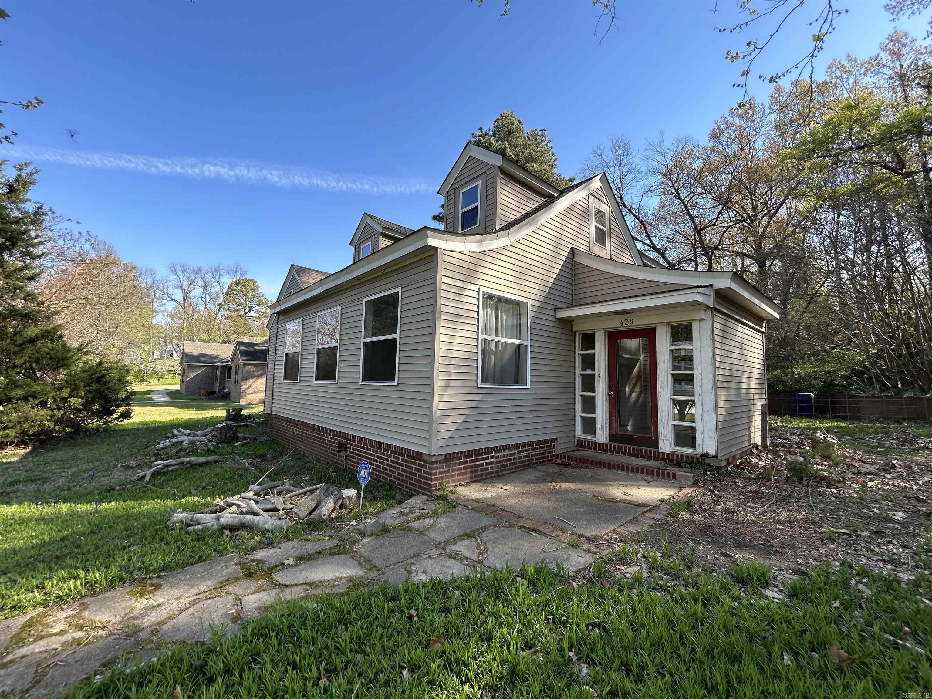 429 East St Property Photo 2