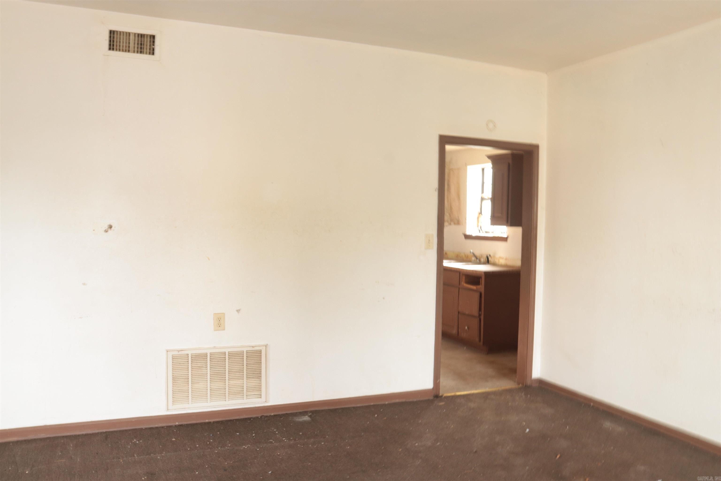 811 W 28th Street Property Photo 4