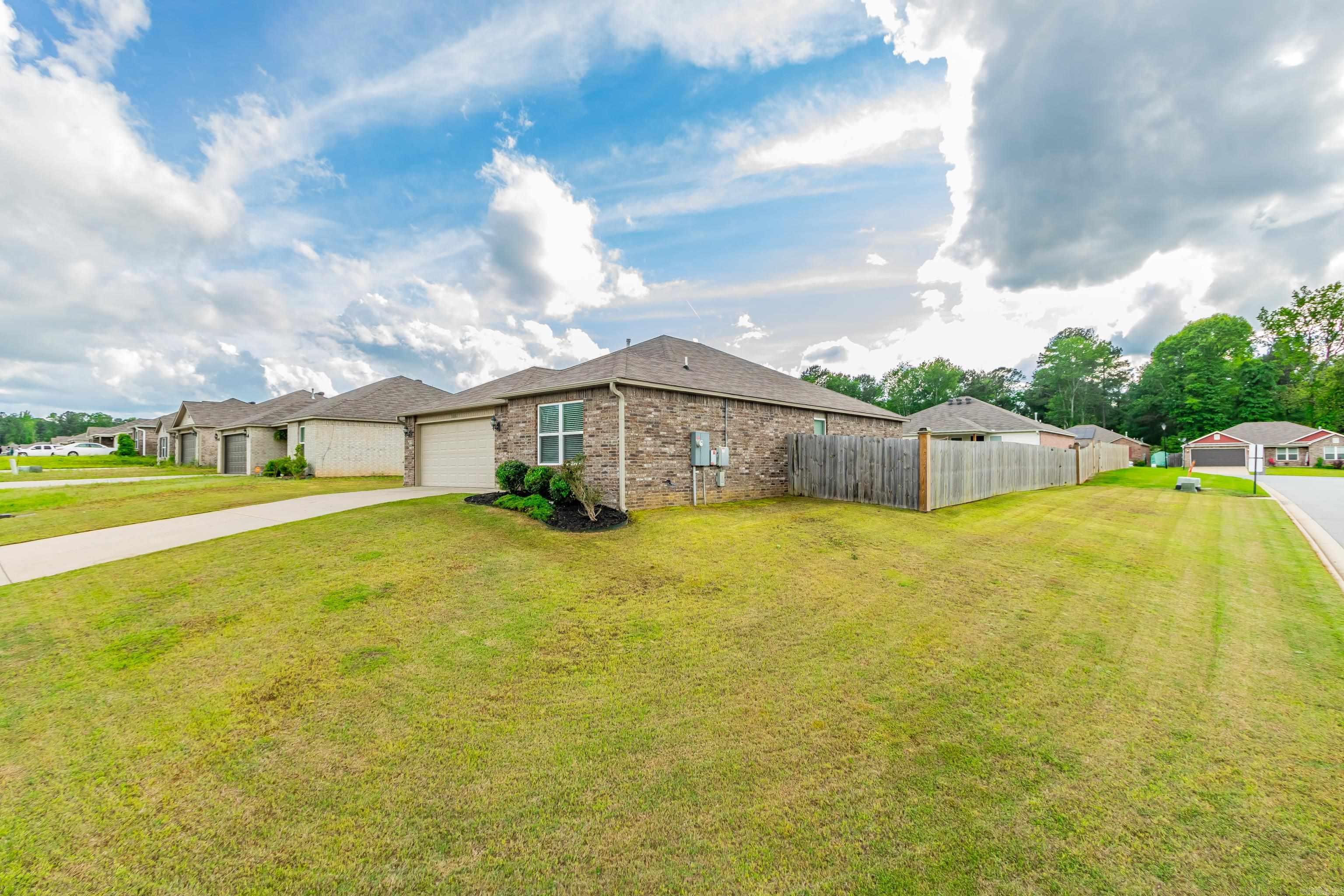 5001 Woodstream Drive Property Photo 3