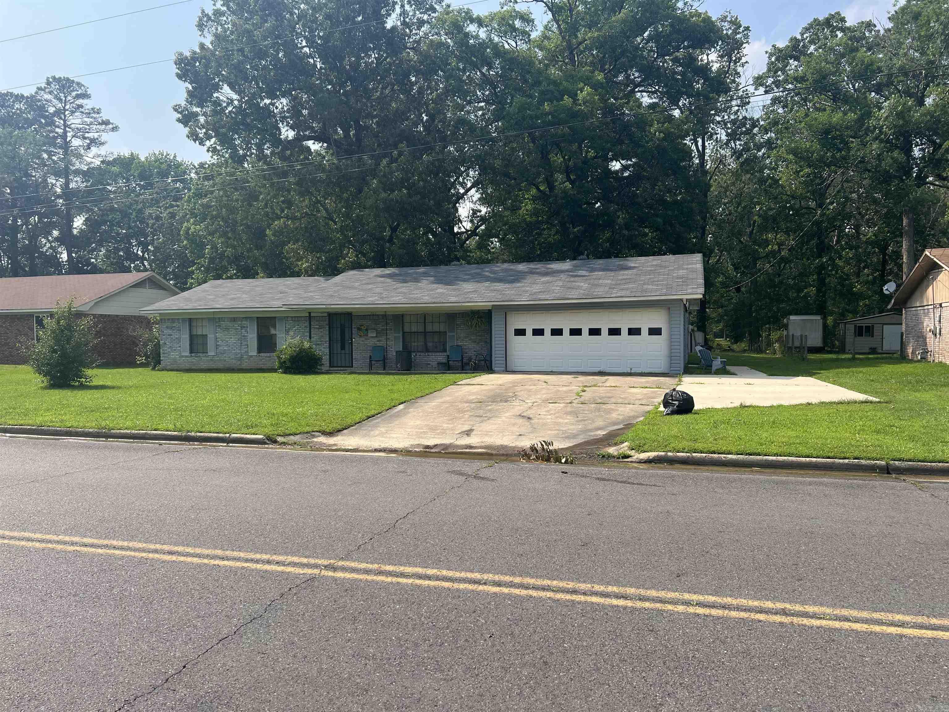 205 E Busbee Street Property Photo