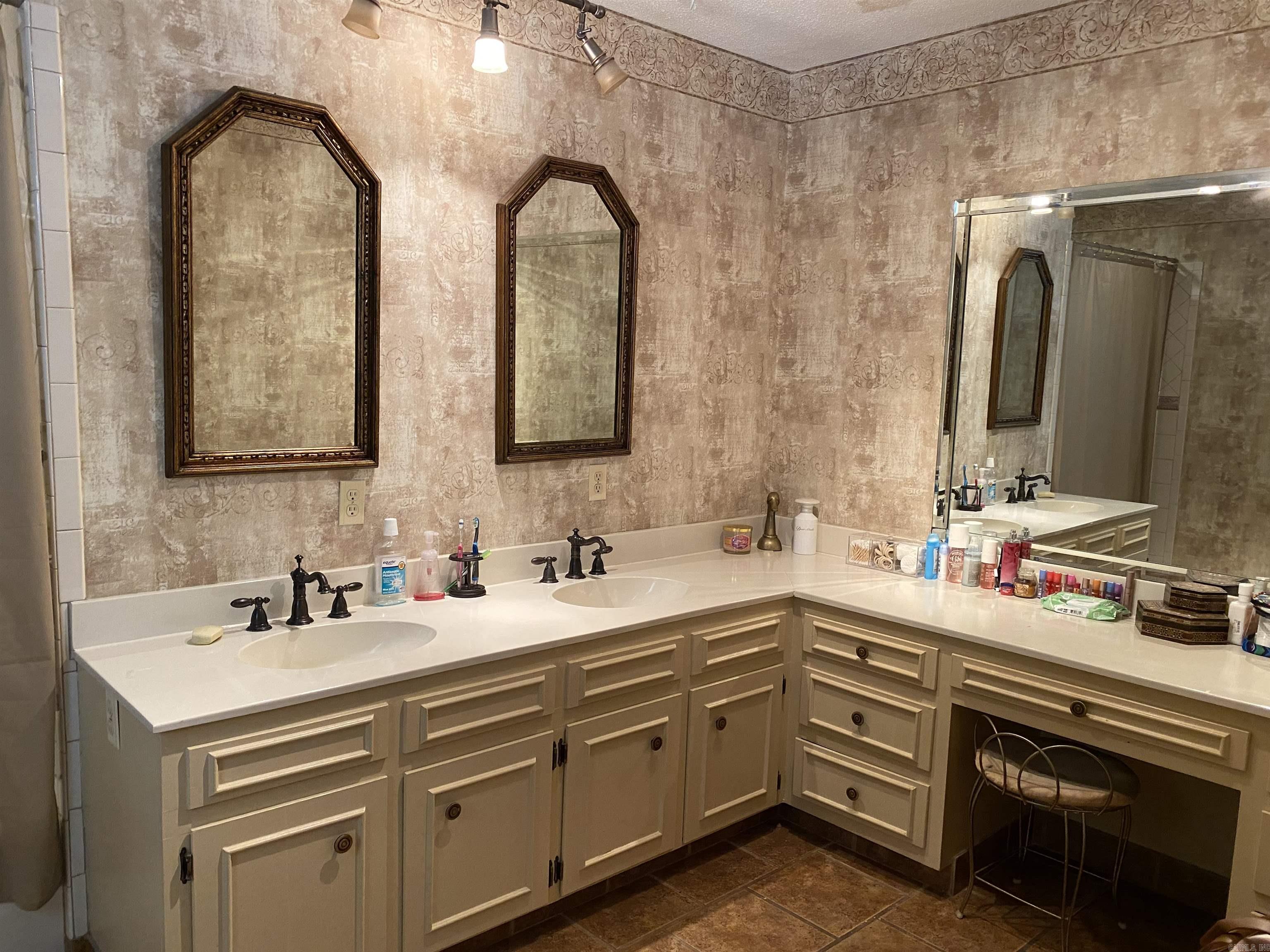 1205 Yorkshire Property Photo 14