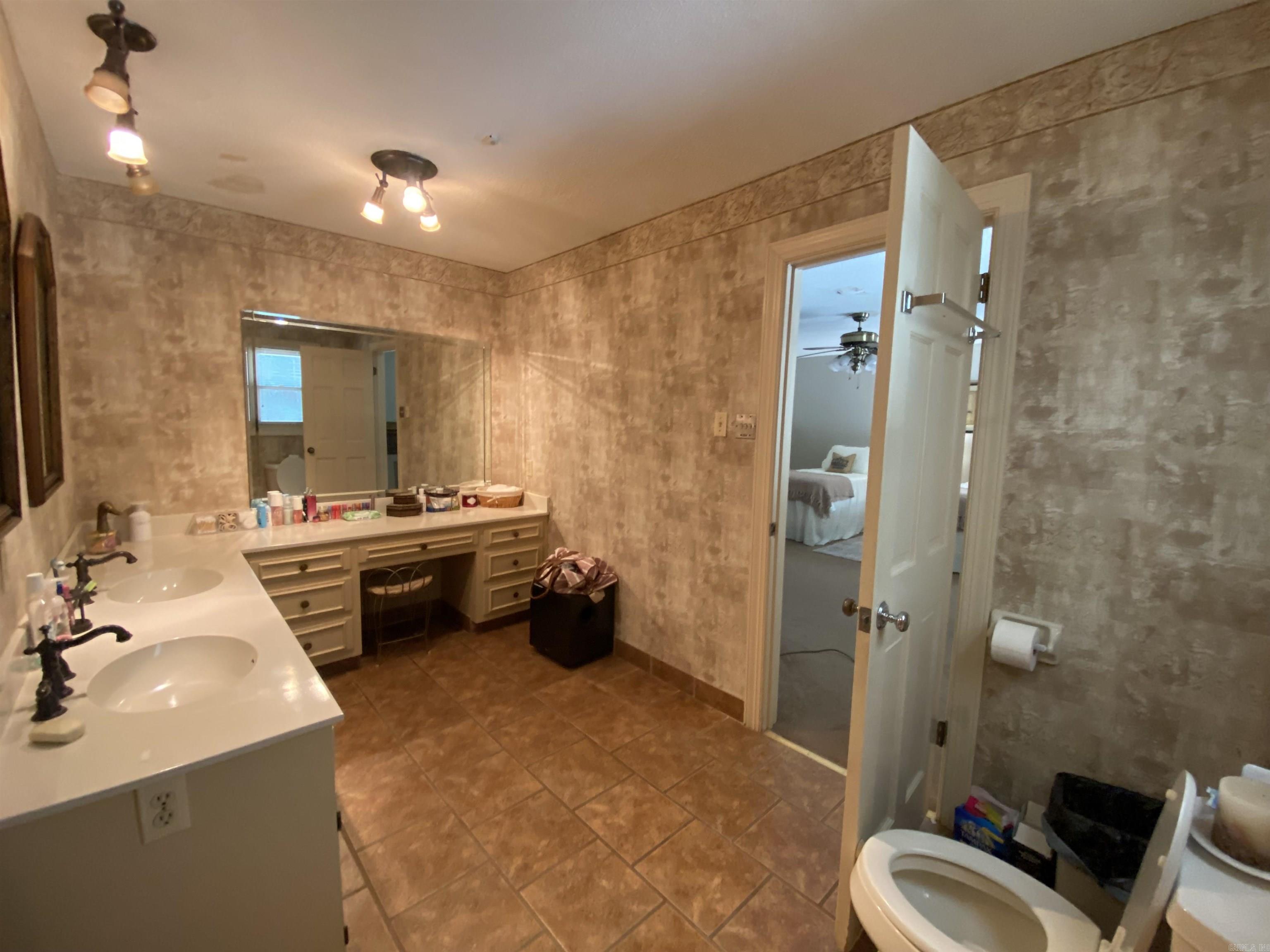 1205 Yorkshire Property Photo 16