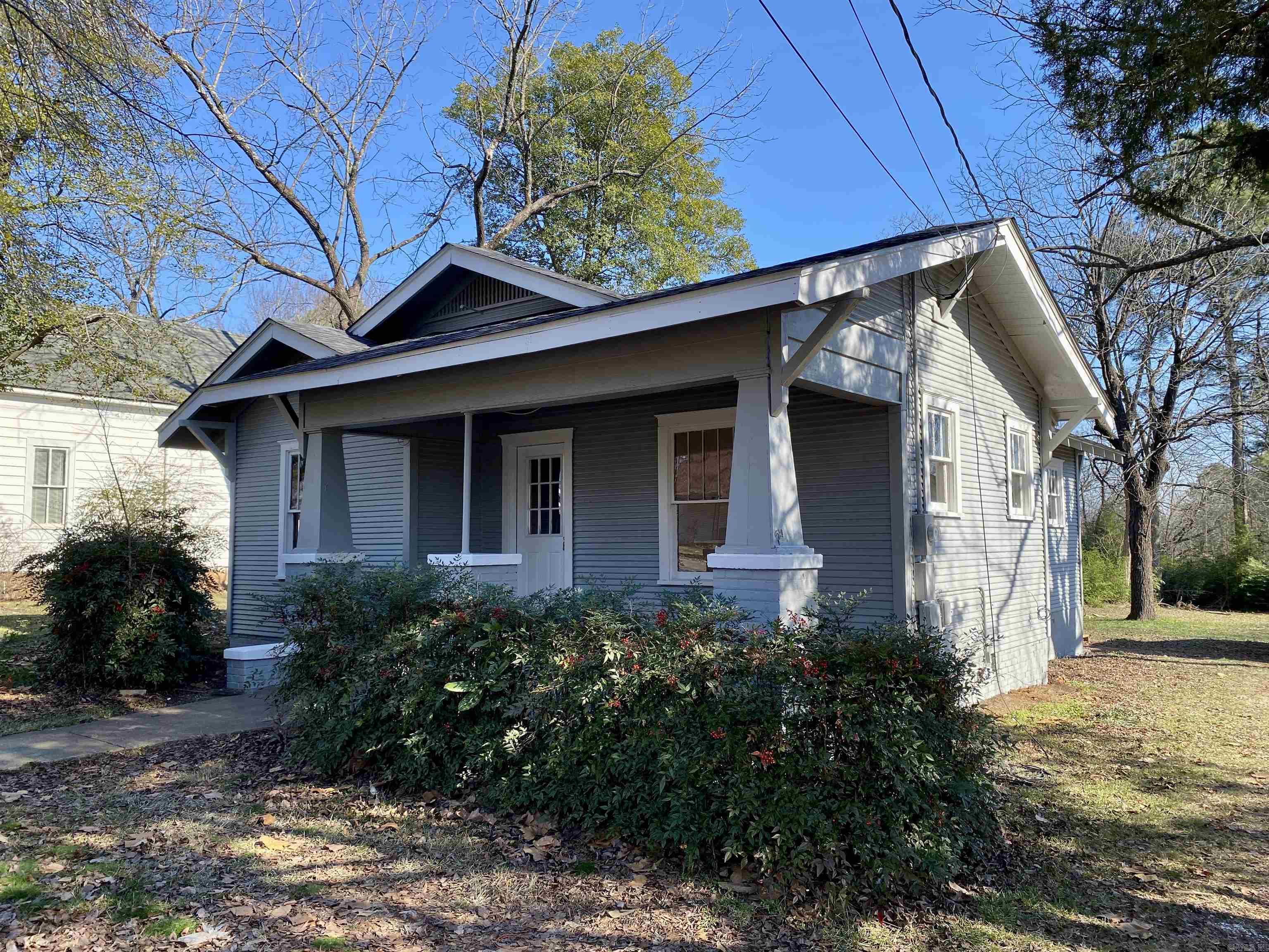 312 N Montgomery St Property Photo 1