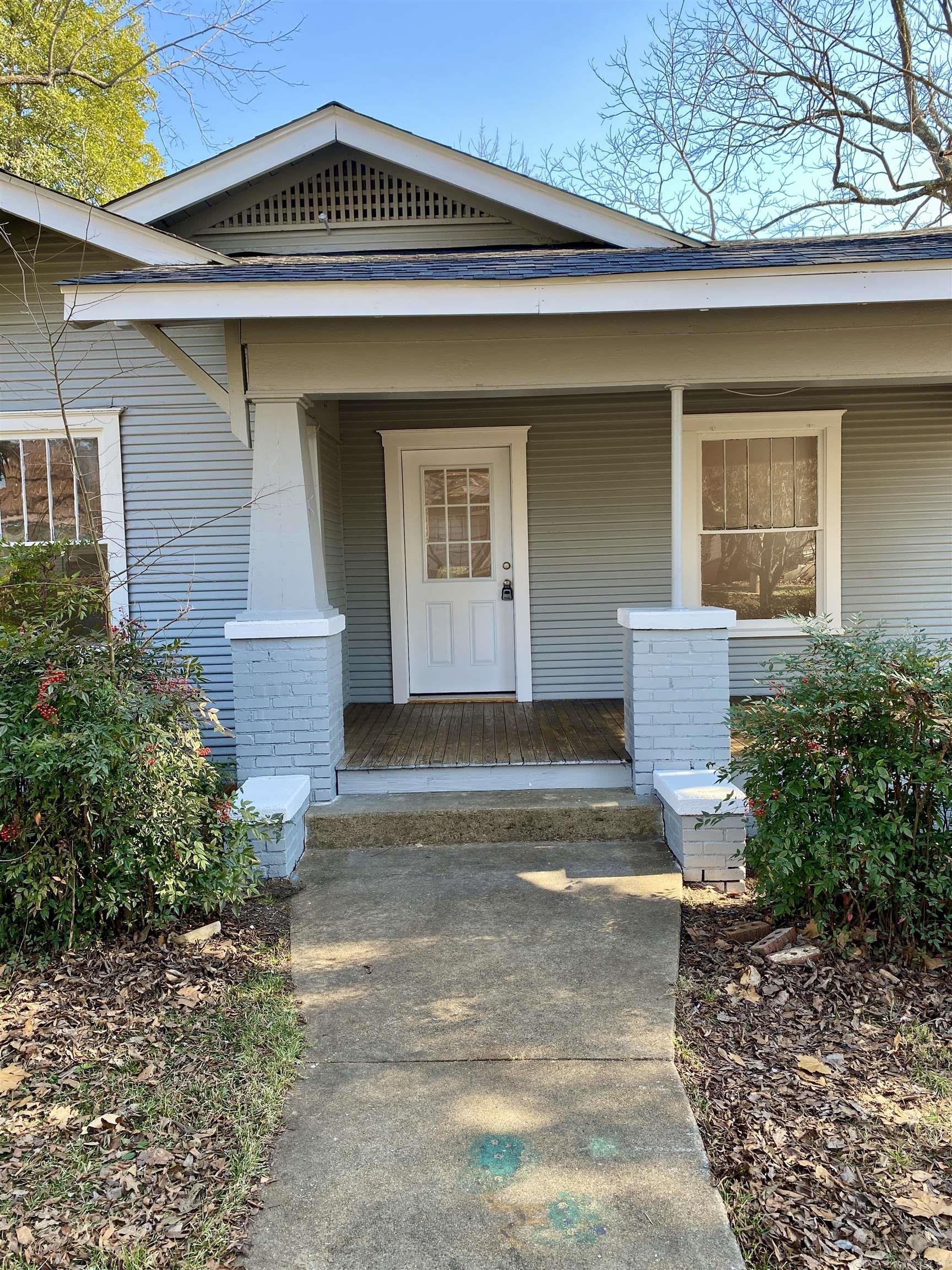 312 N Montgomery St Property Photo 3