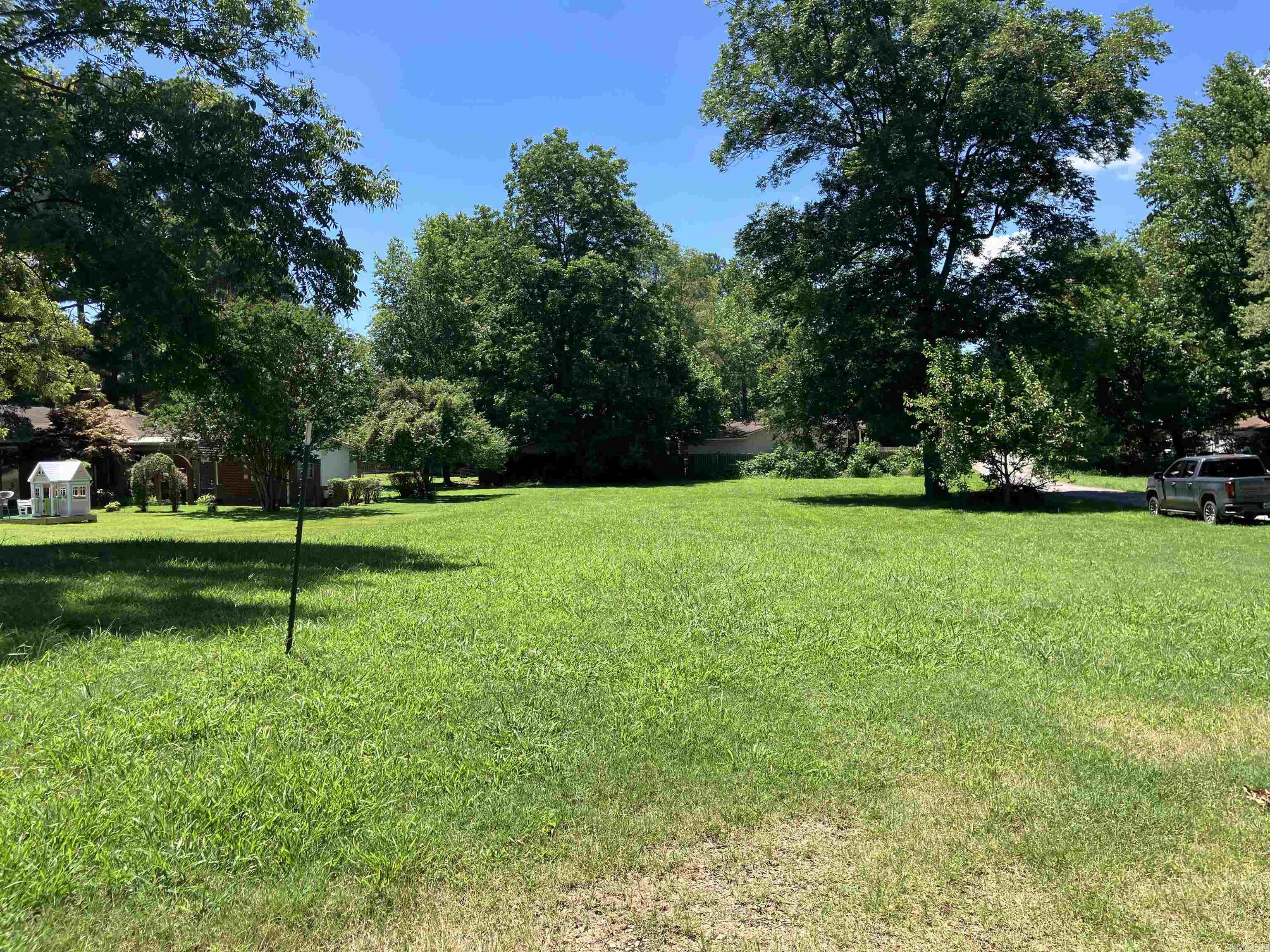 573 S Houston Avenue Property Photo 4