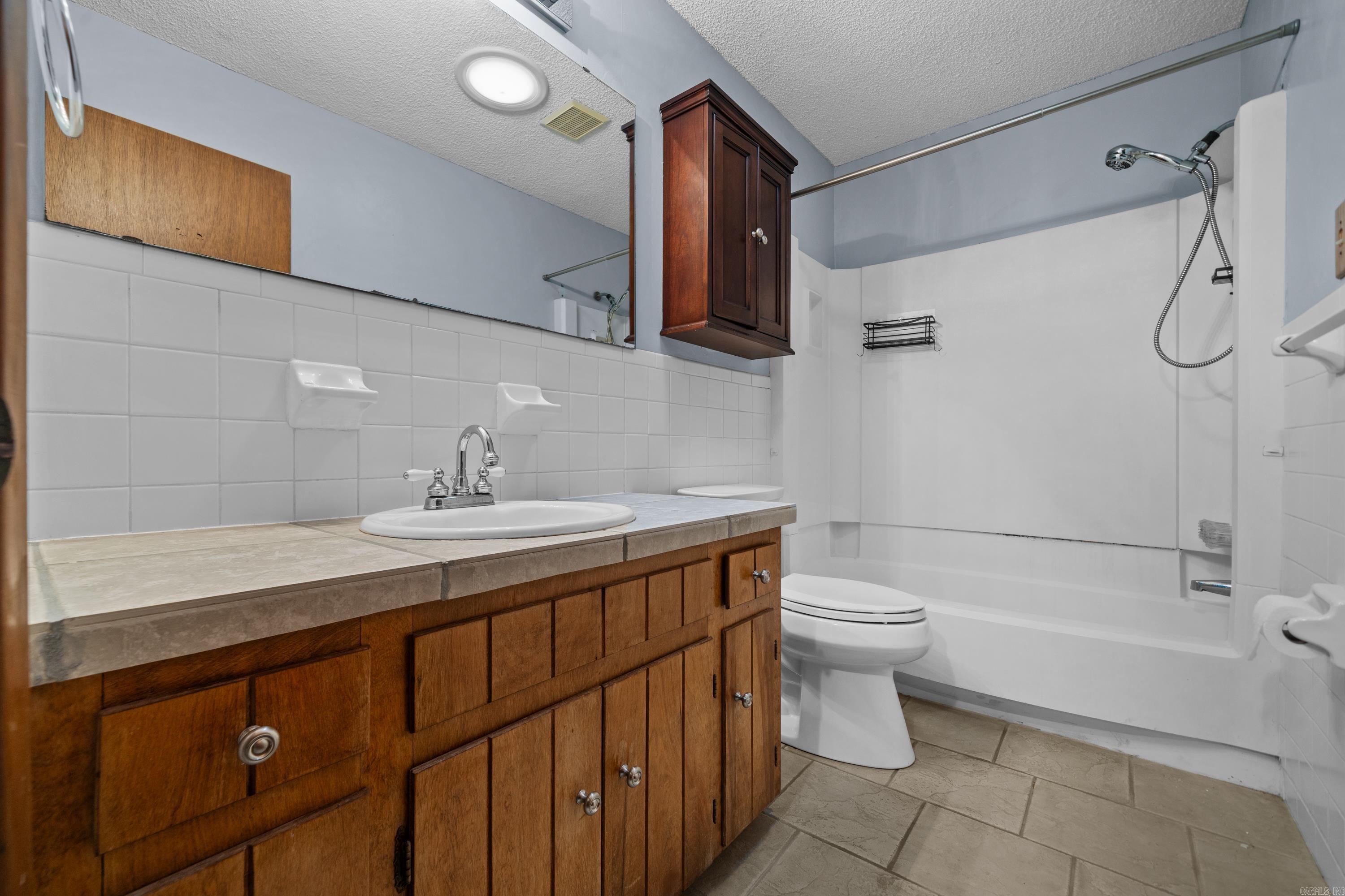 240 William Square Property Photo 21
